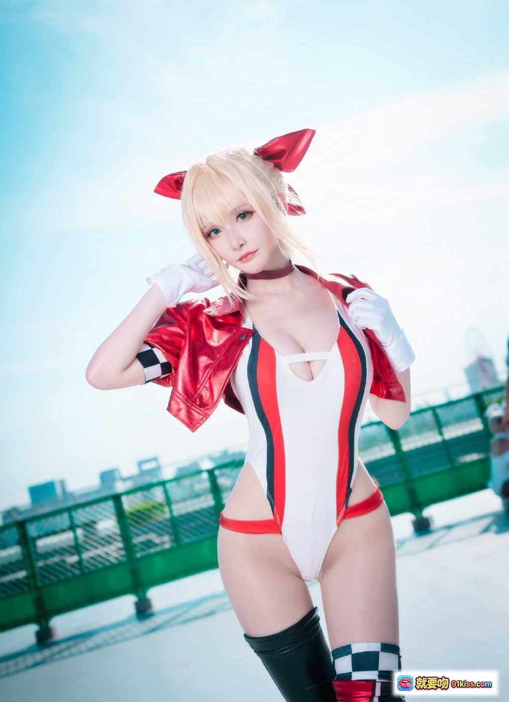 图片[1] - C96 Cosplay写真 | 金发红耳少女 | 白红黑赛车服 | 高筒靴手套造型 | 户外屋顶拍摄 | 精致妆容性感姿态 - 就要吻