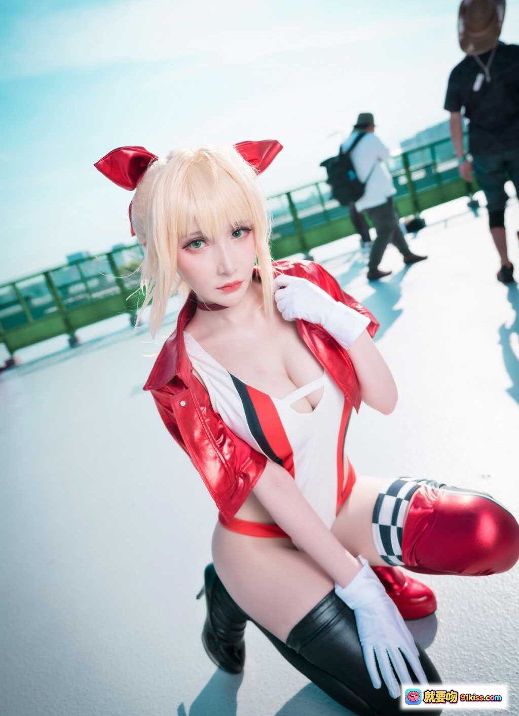 图片[7] - C96 Cosplay写真 | 金发红耳少女 | 白红黑赛车服 | 高筒靴手套造型 | 户外屋顶拍摄 | 精致妆容性感姿态 - 就要吻