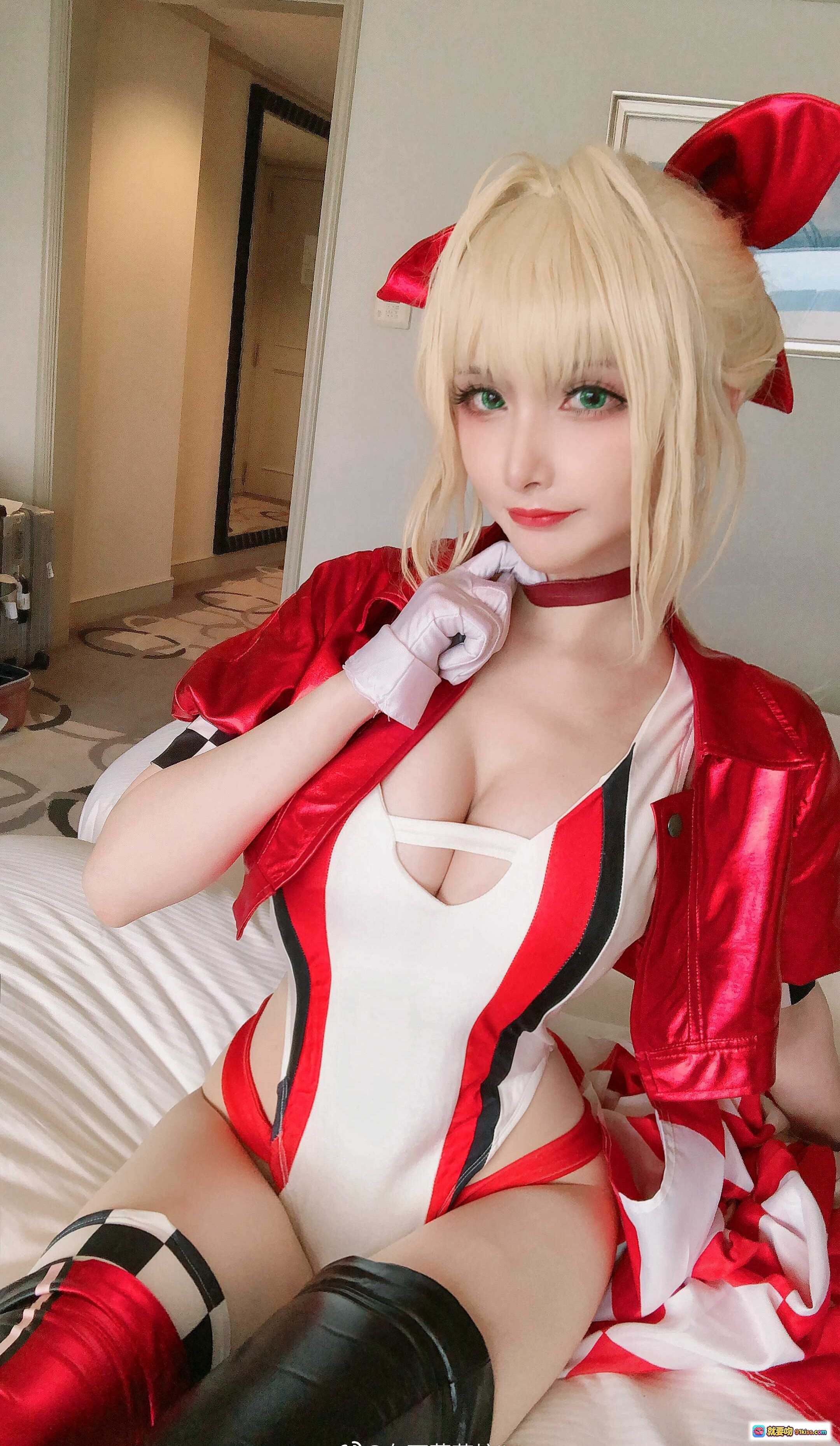 图片[6] - C96 Cosplay写真 | 金发红耳少女 | 白红黑赛车服 | 高筒靴手套造型 | 户外屋顶拍摄 | 精致妆容性感姿态 - 就要吻