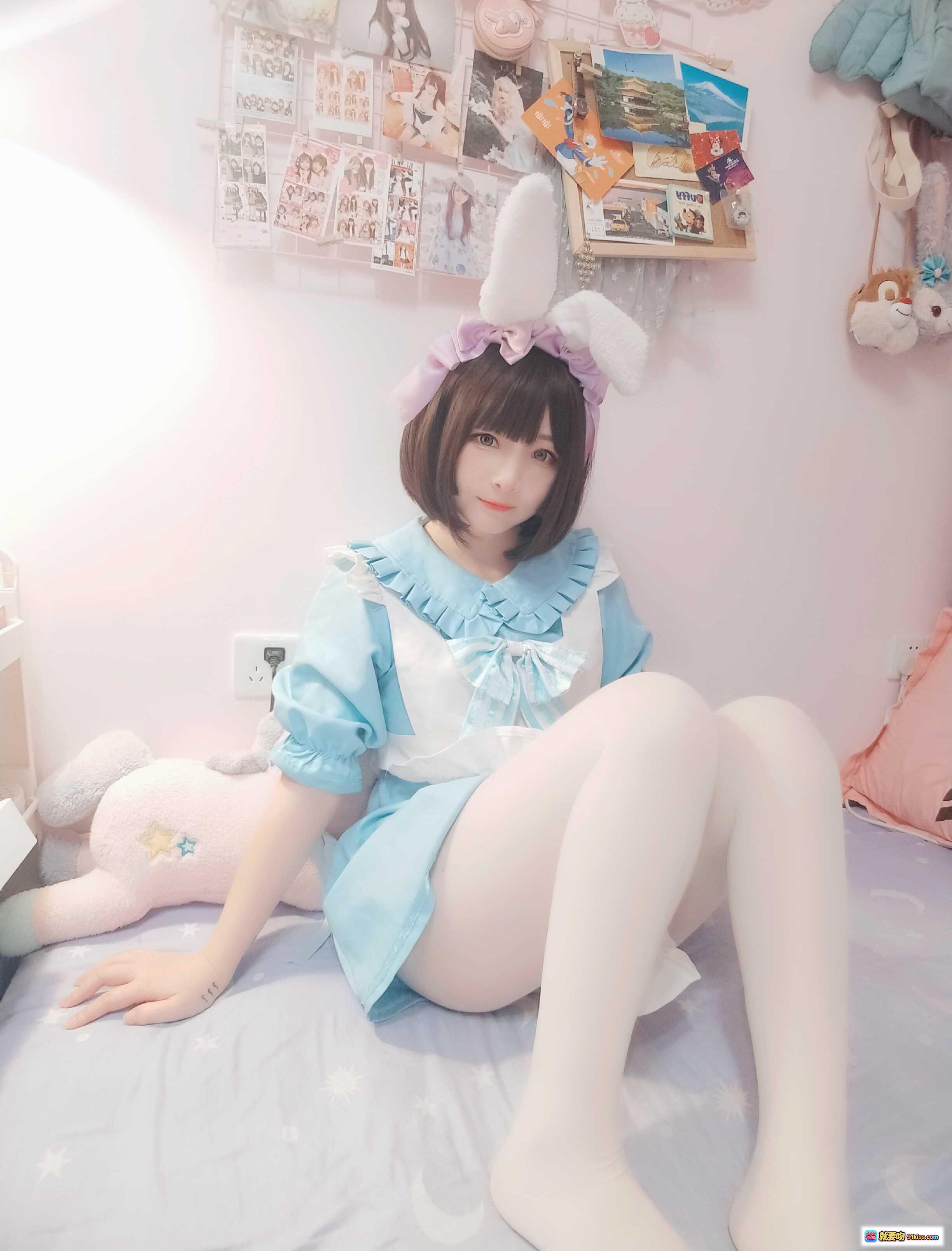 图片[2] - 古川NO.042淡蓝连衣裙白丝女仆写真 甜美短发少女床照 清新粉系房间氛围感49P高清图集 - 就要吻