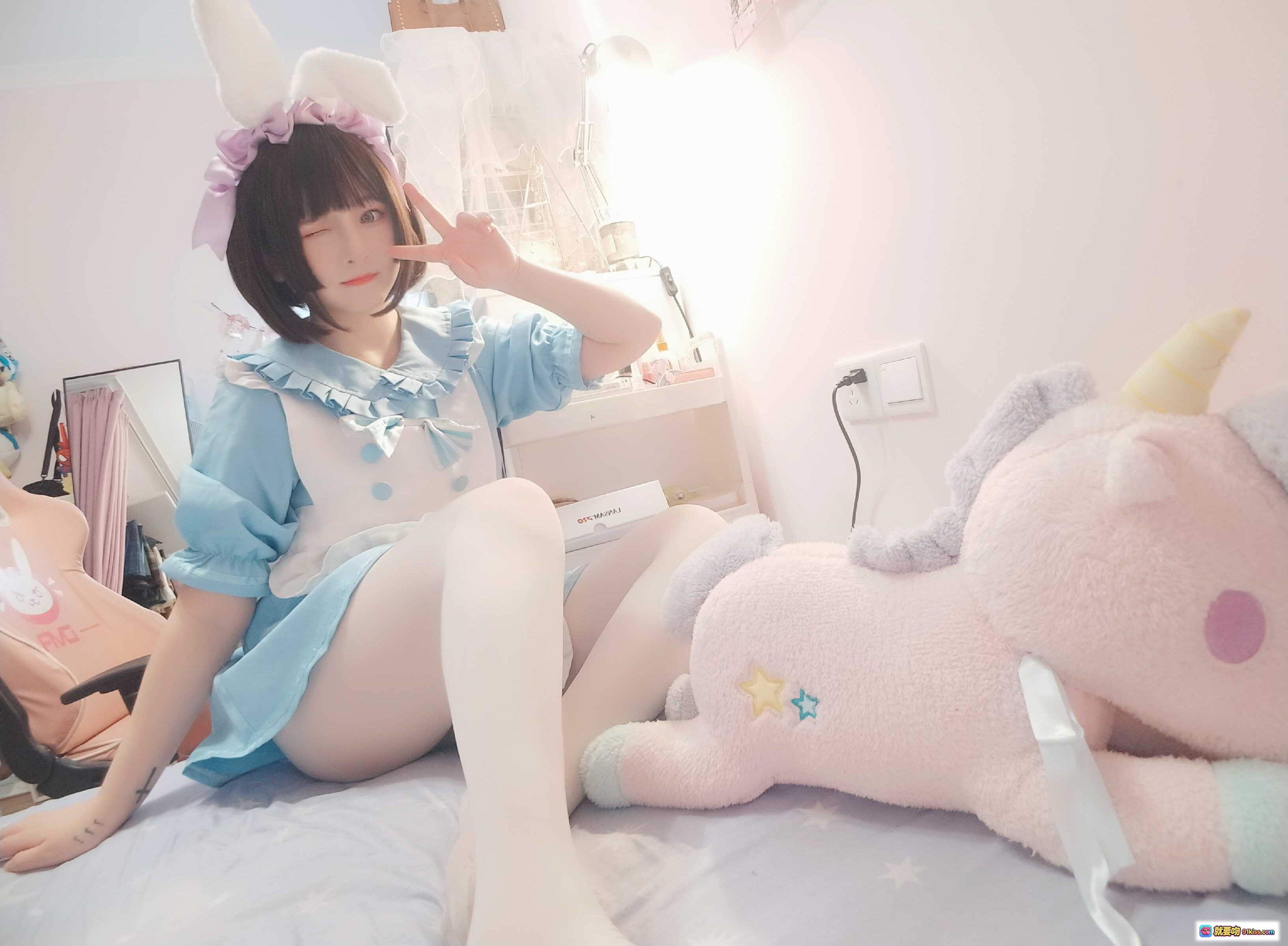 图片[9] - 古川NO.042淡蓝连衣裙白丝女仆写真 甜美短发少女床照 清新粉系房间氛围感49P高清图集 - 就要吻