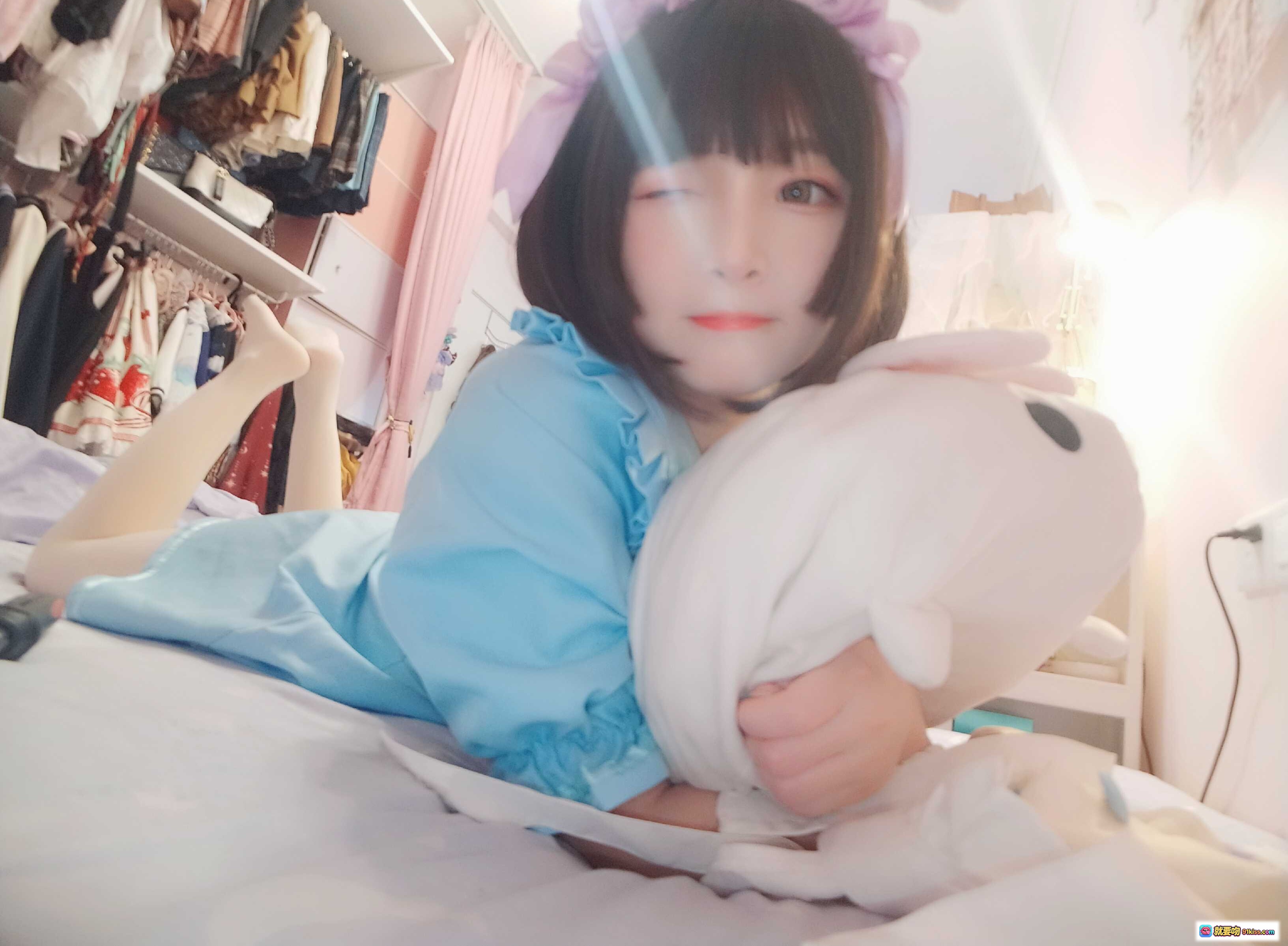 图片[10] - 古川NO.042淡蓝连衣裙白丝女仆写真 甜美短发少女床照 清新粉系房间氛围感49P高清图集 - 就要吻