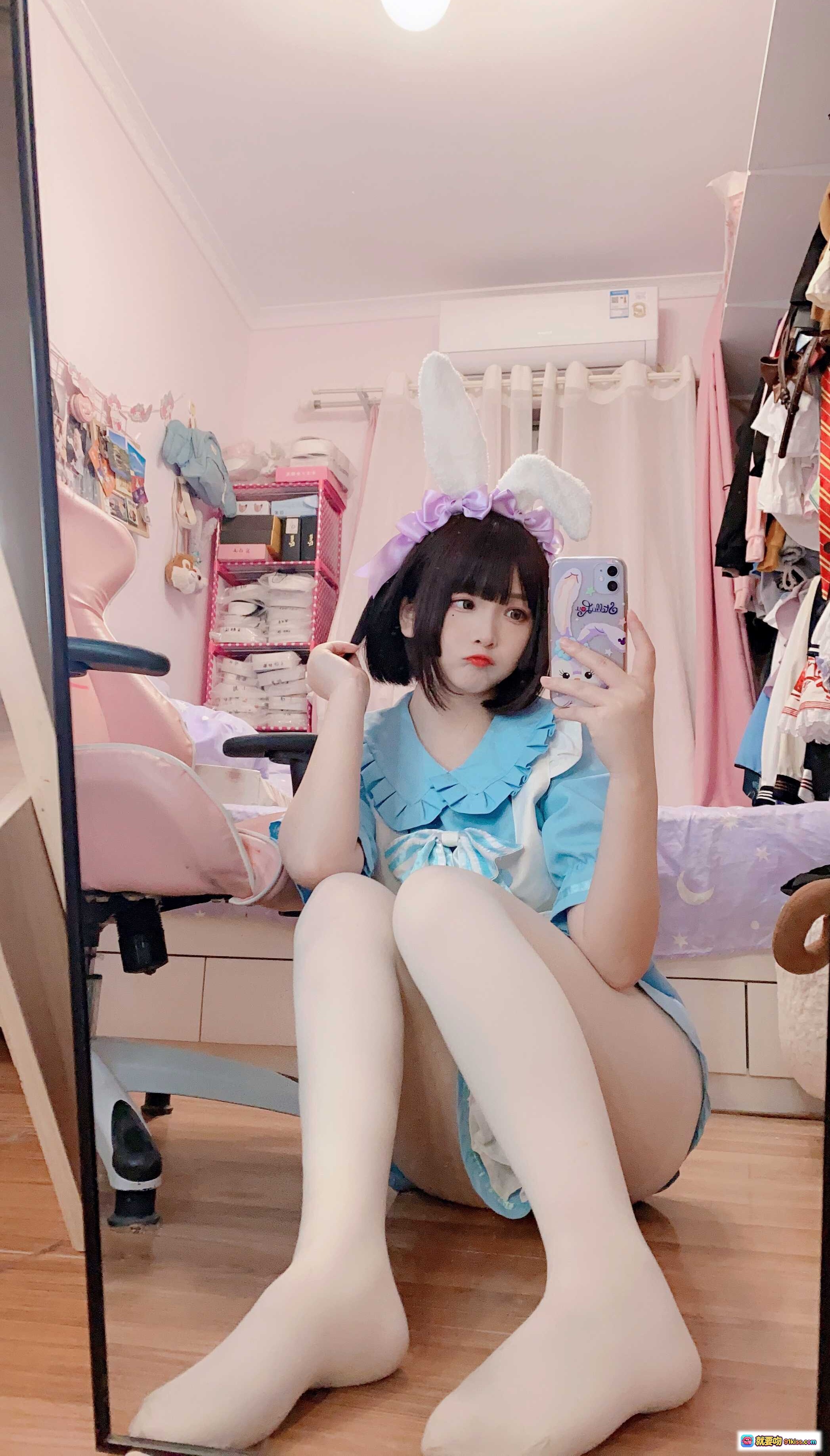 图片[4] - 古川NO.042淡蓝连衣裙白丝女仆写真 甜美短发少女床照 清新粉系房间氛围感49P高清图集 - 就要吻