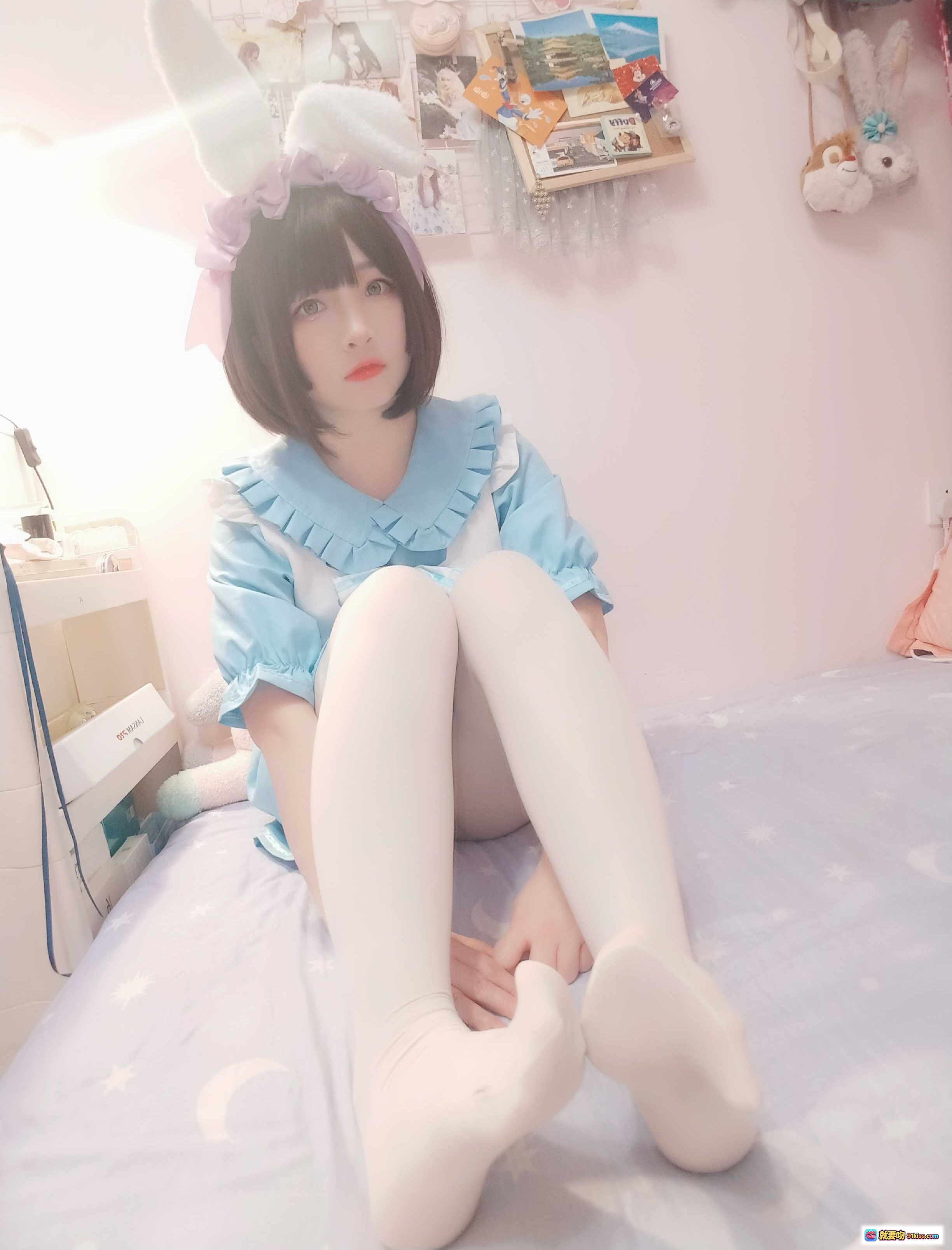 图片[7] - 古川NO.042淡蓝连衣裙白丝女仆写真 甜美短发少女床照 清新粉系房间氛围感49P高清图集 - 就要吻