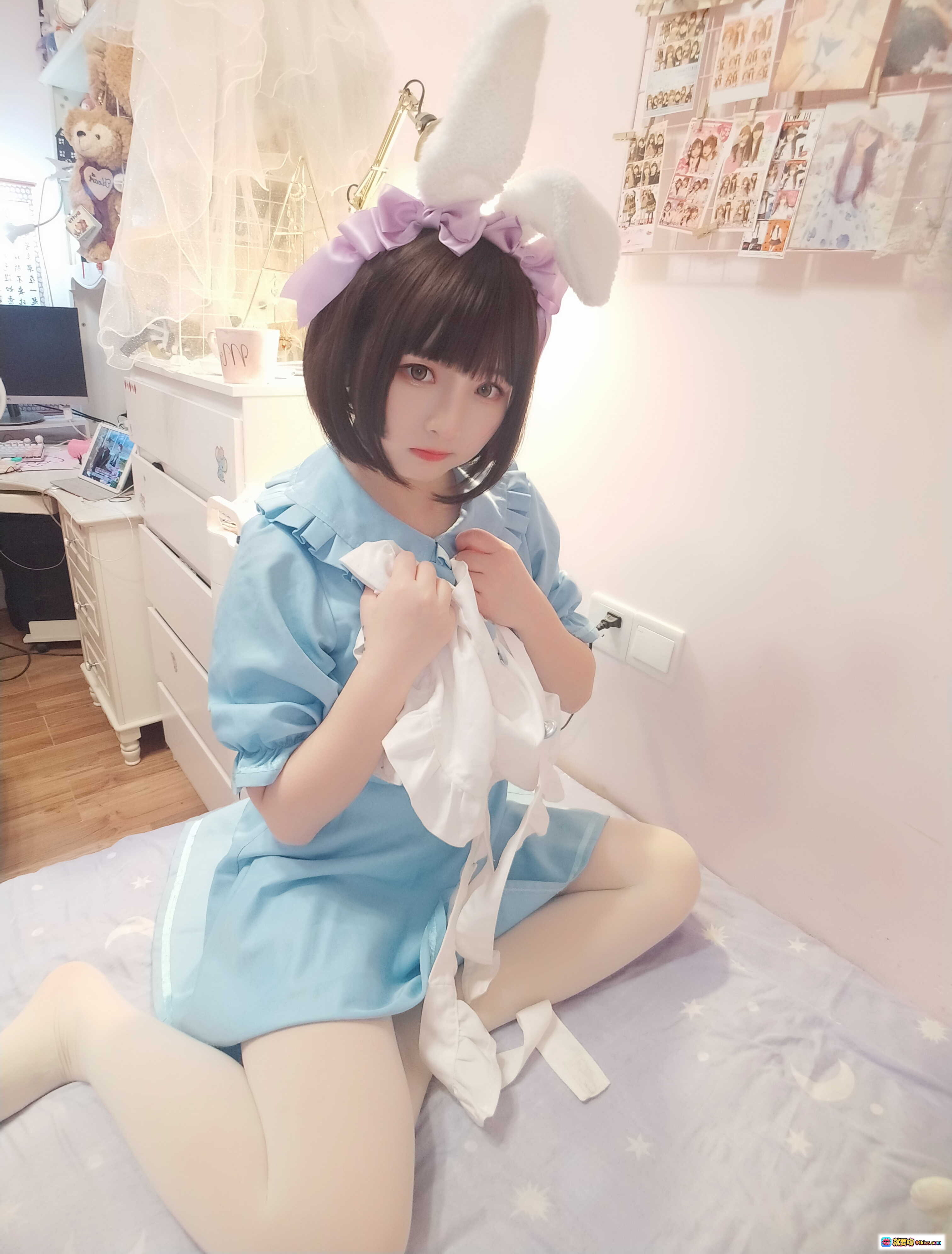 图片[8] - 古川NO.042淡蓝连衣裙白丝女仆写真 甜美短发少女床照 清新粉系房间氛围感49P高清图集 - 就要吻