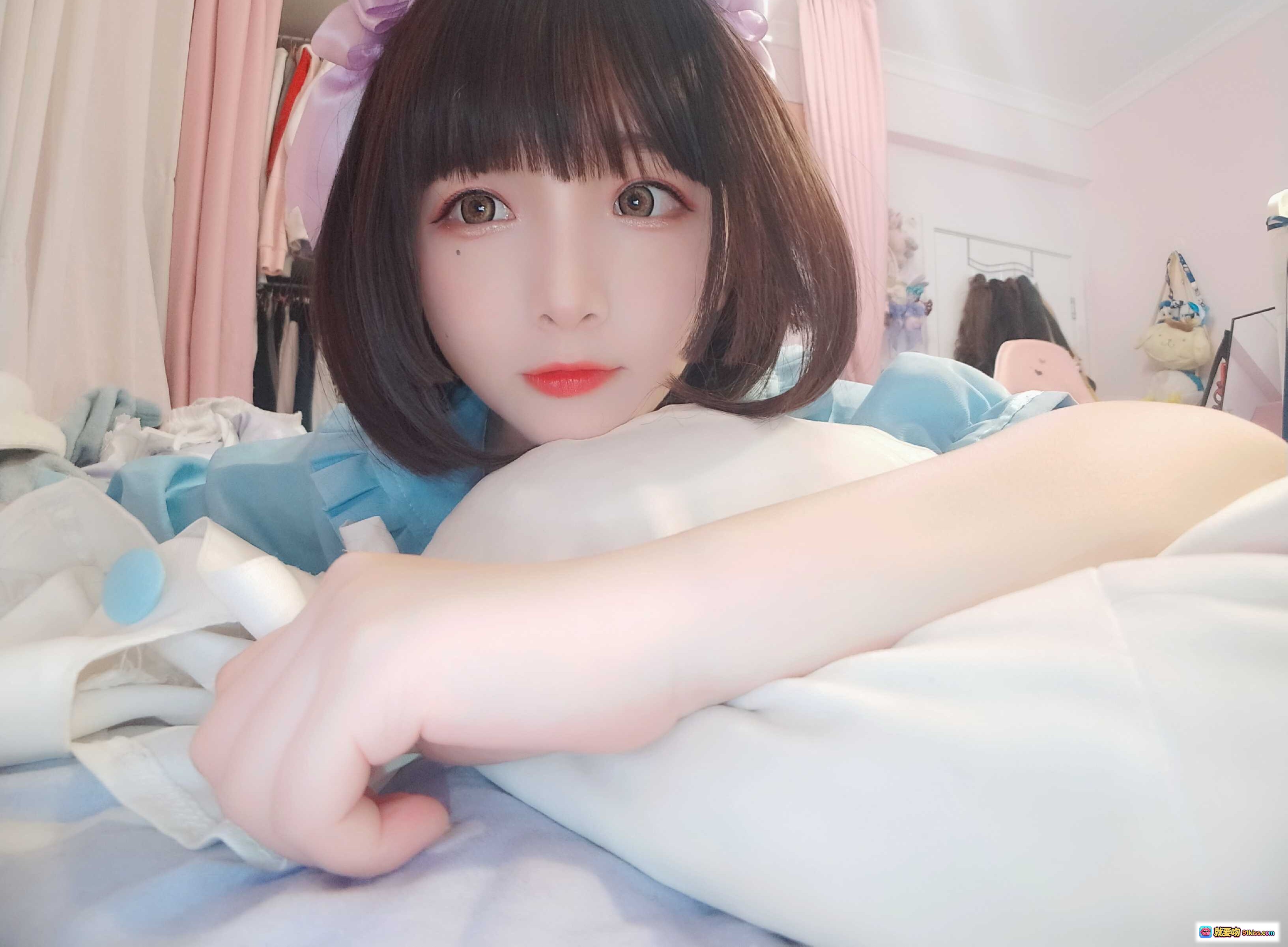 古川NO.042淡蓝连衣裙白丝女仆写真 甜美短发少女床照 清新粉系房间氛围感49P高清图集 - 就要吻