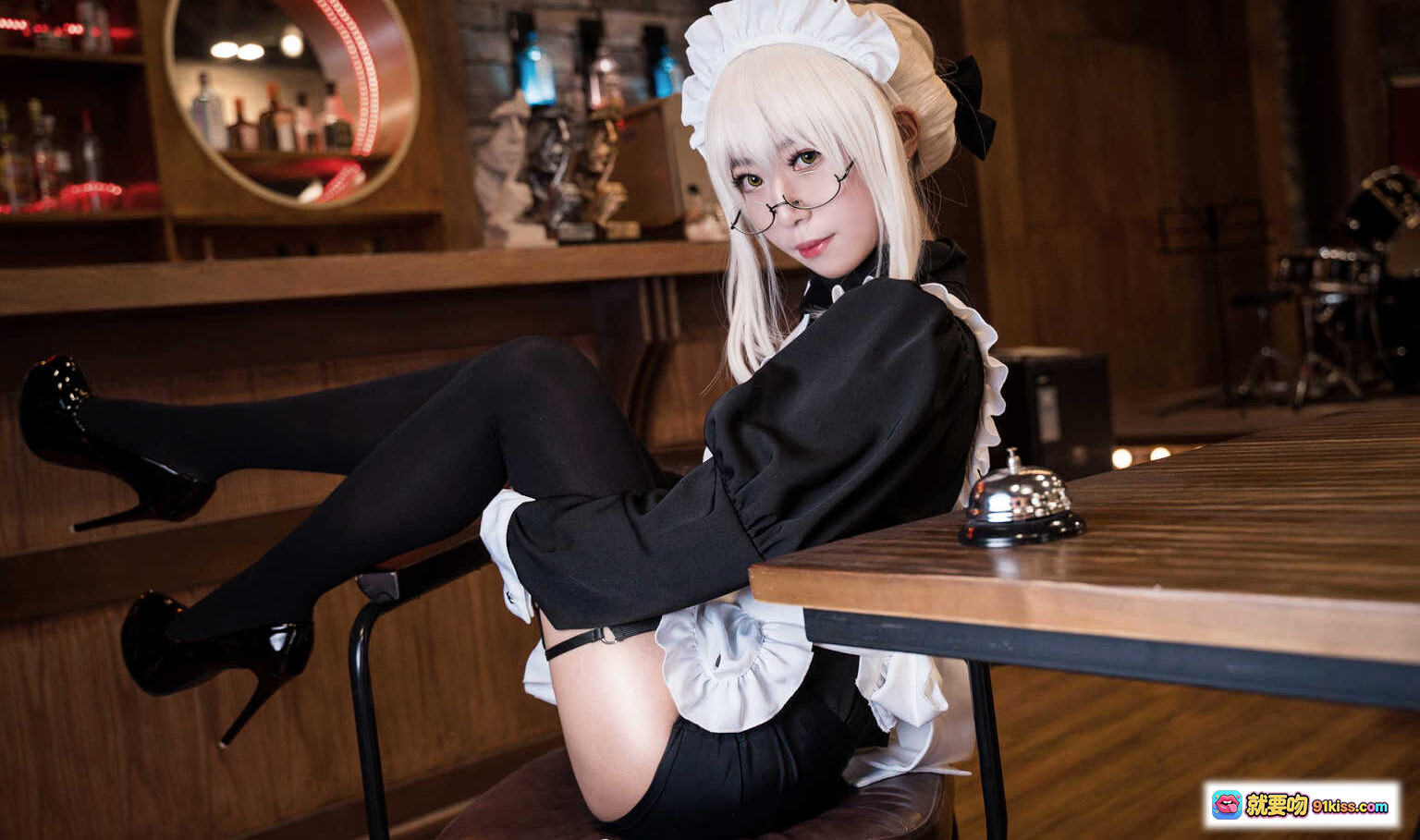 图片[5] - 黑呆女仆cosplay写真 | 白发眼镜女仆装 | 黑丝高跟酒吧场景 | Money冷冷NO.009精选18P - 就要吻