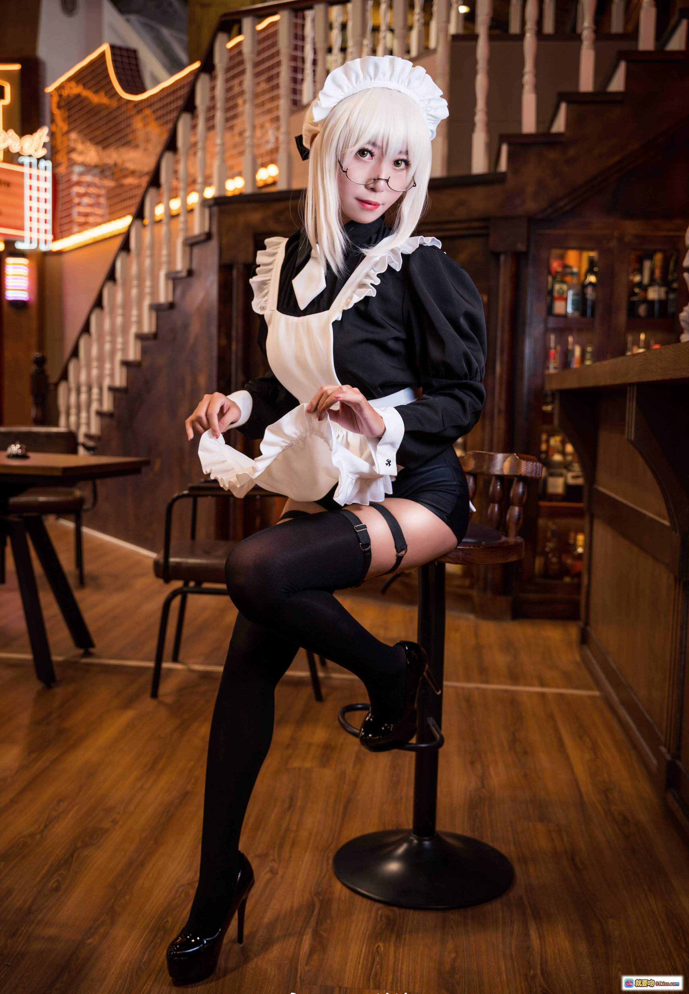 图片[4] - 黑呆女仆cosplay写真 | 白发眼镜女仆装 | 黑丝高跟酒吧场景 | Money冷冷NO.009精选18P - 就要吻