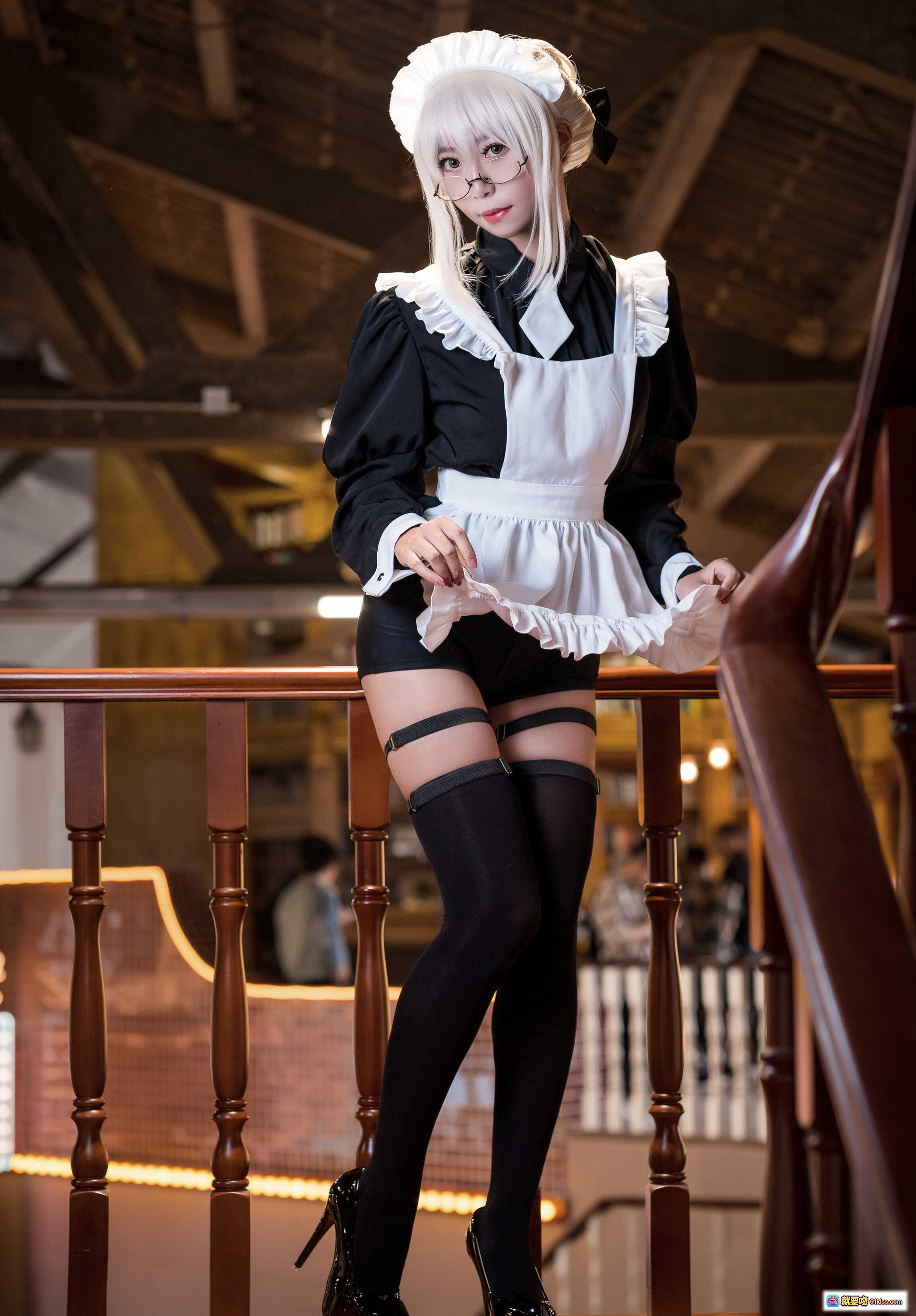 图片[3] - 黑呆女仆cosplay写真 | 白发眼镜女仆装 | 黑丝高跟酒吧场景 | Money冷冷NO.009精选18P - 就要吻