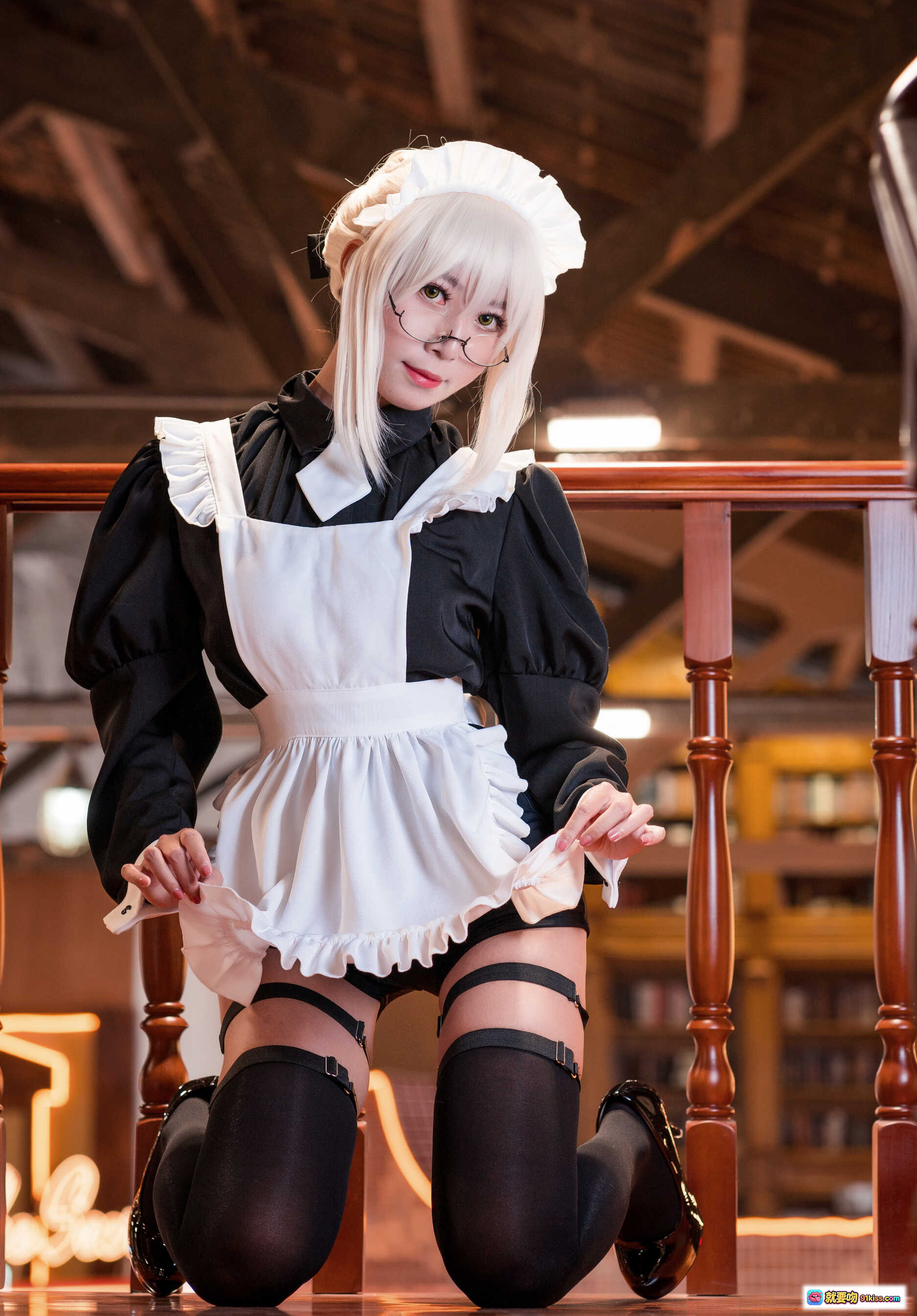 图片[8] - 黑呆女仆cosplay写真 | 白发眼镜女仆装 | 黑丝高跟酒吧场景 | Money冷冷NO.009精选18P - 就要吻