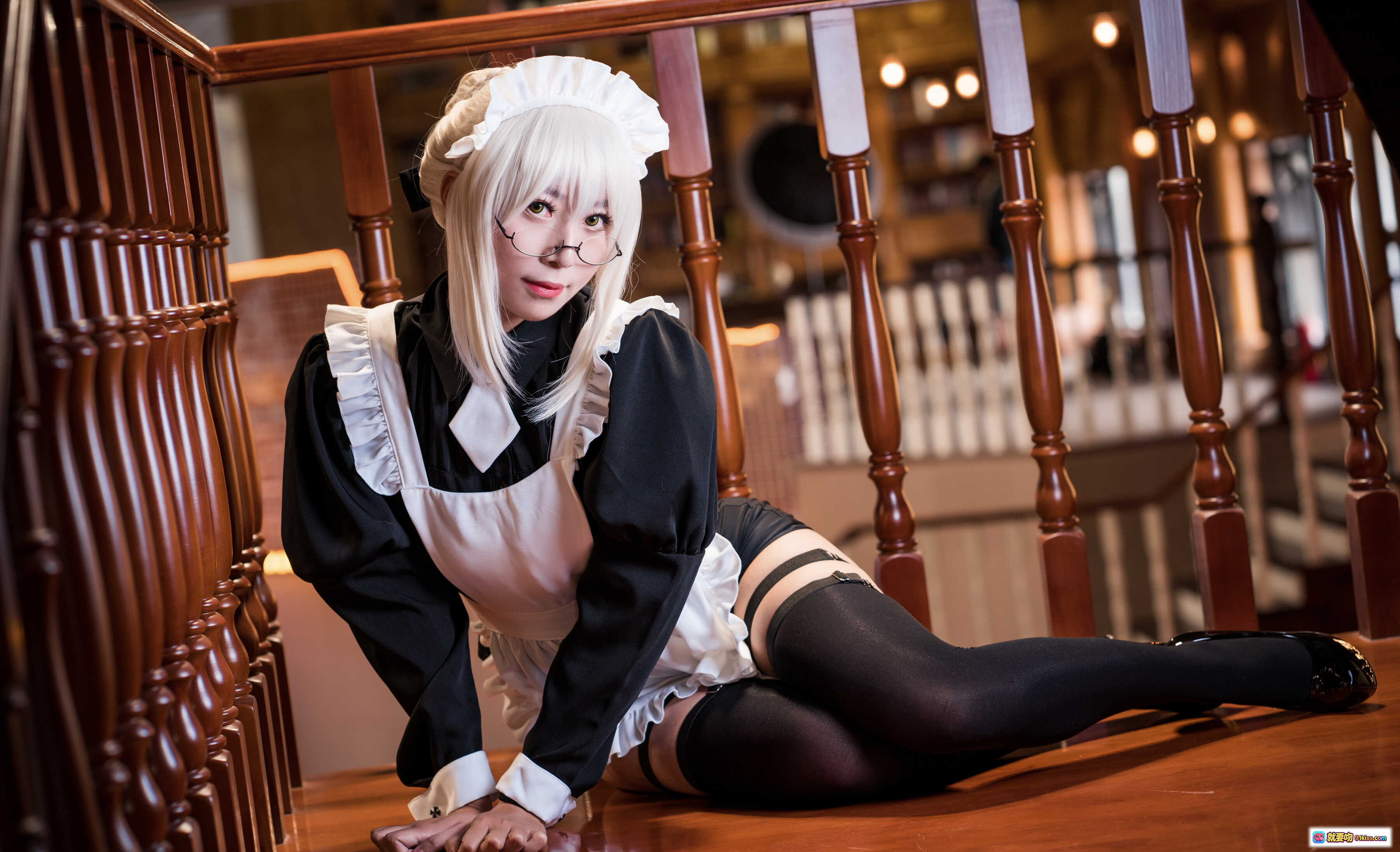 图片[9] - 黑呆女仆cosplay写真 | 白发眼镜女仆装 | 黑丝高跟酒吧场景 | Money冷冷NO.009精选18P - 就要吻