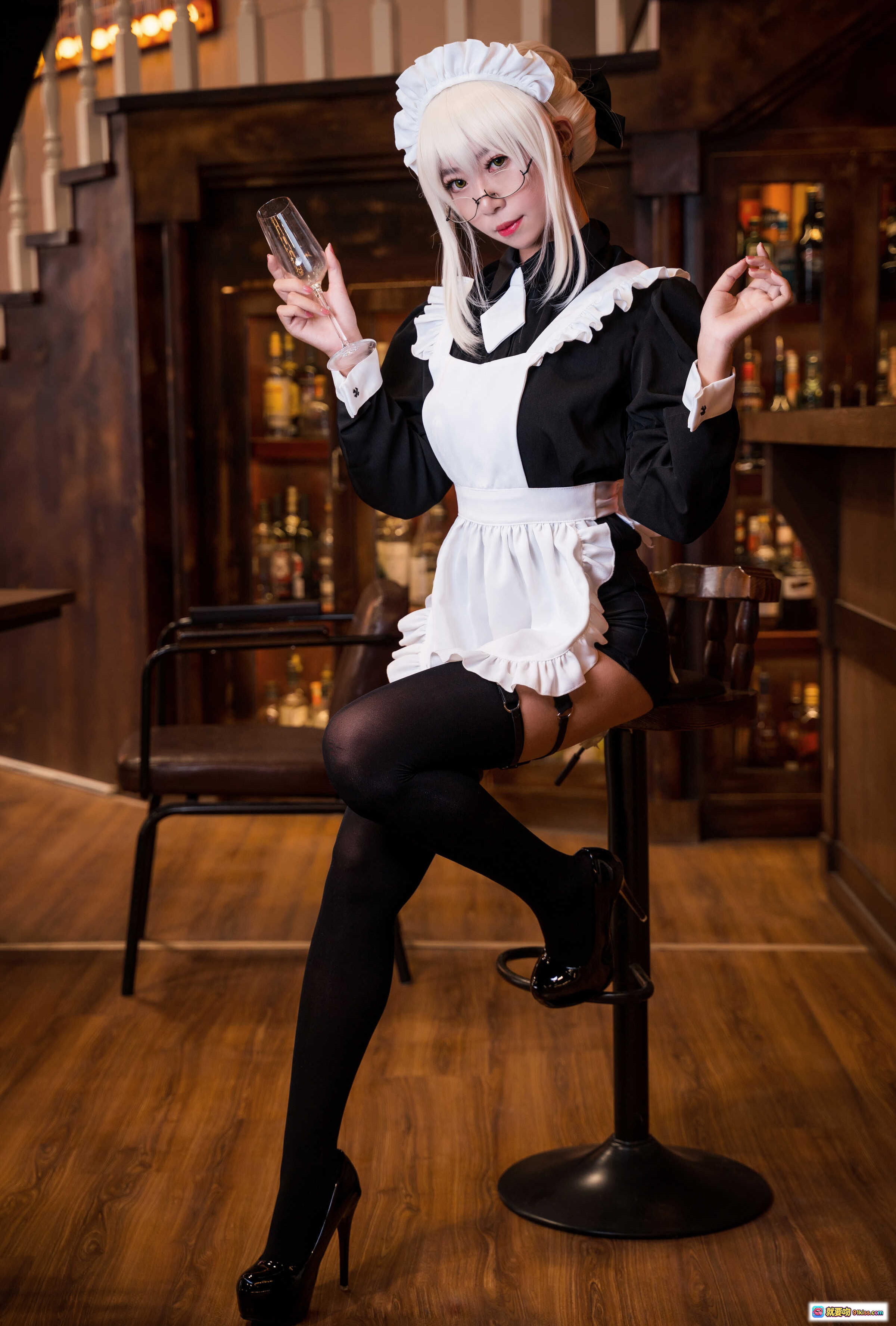 图片[2] - 黑呆女仆cosplay写真 | 白发眼镜女仆装 | 黑丝高跟酒吧场景 | Money冷冷NO.009精选18P - 就要吻
