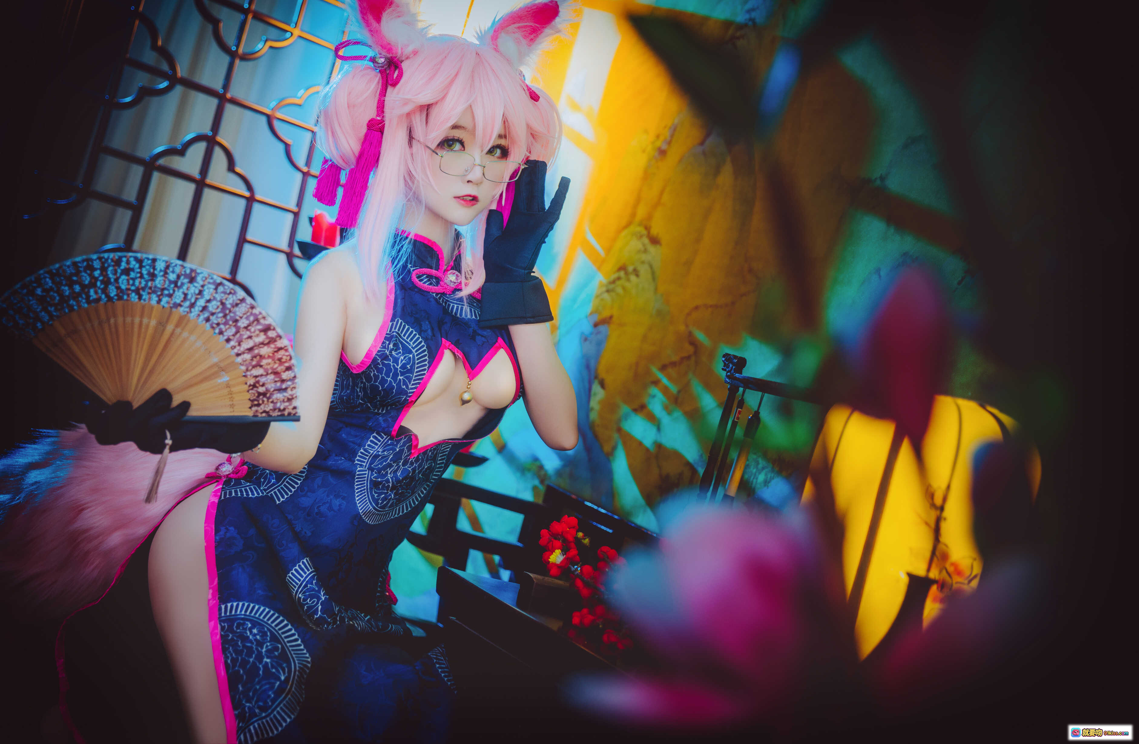 yui金鱼NO.011玉藻前旗袍cosplay写真｜粉色狐耳眼镜少女｜和风背景手持折扇｜精致日系二次元美图 - 就要吻