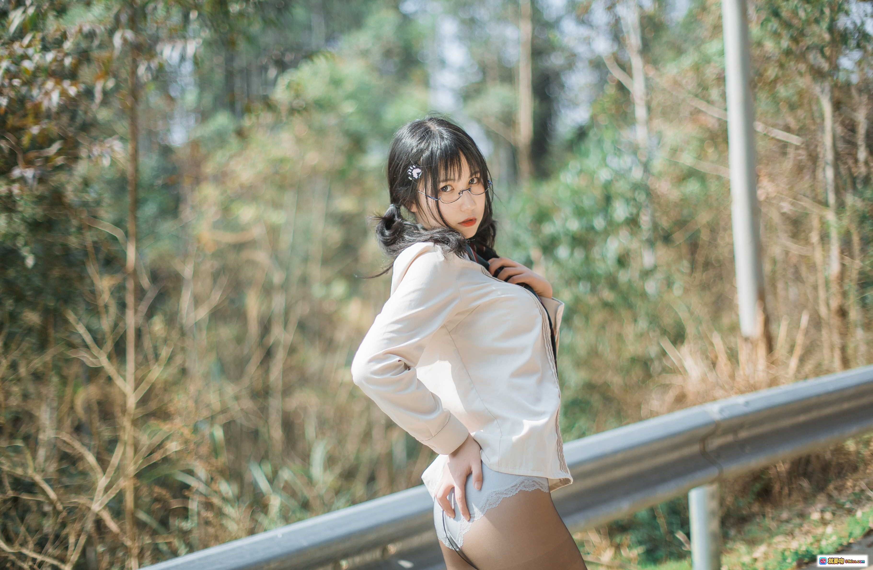 图片[3] - 逐月SU野外小路写真｜JK制服格裙露脐装眼镜少女自然风光清新外拍45P - 就要吻