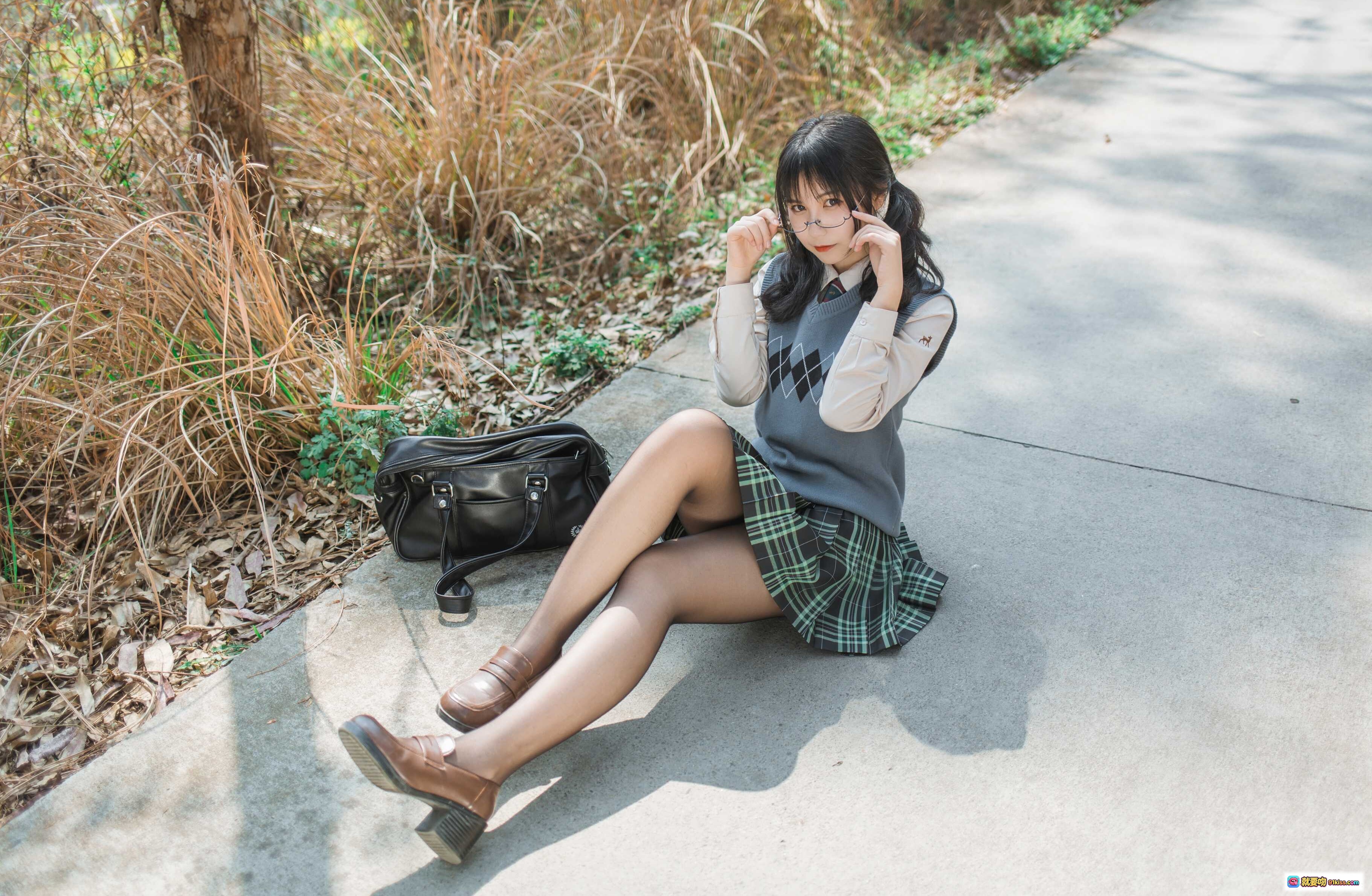 图片[2] - 逐月SU野外小路写真｜JK制服格裙露脐装眼镜少女自然风光清新外拍45P - 就要吻