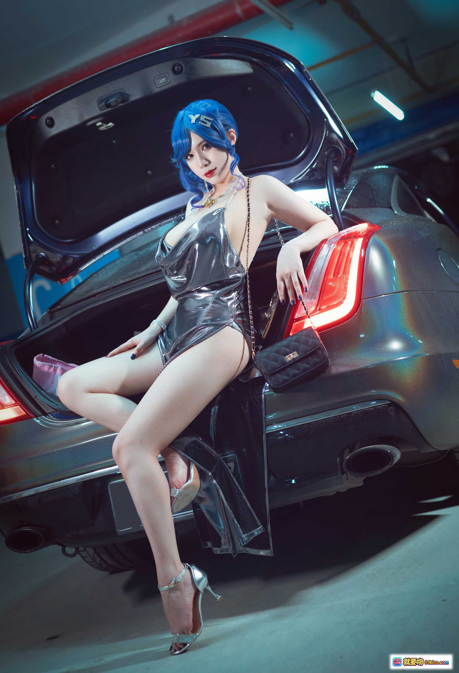 图片[1] - 羊大真人NO.007圣路易斯礼服写真｜蓝发美女车尾性感坐姿｜亮面连体衣高跟鞋时尚搭配｜停车场光影氛围大片 - 就要吻