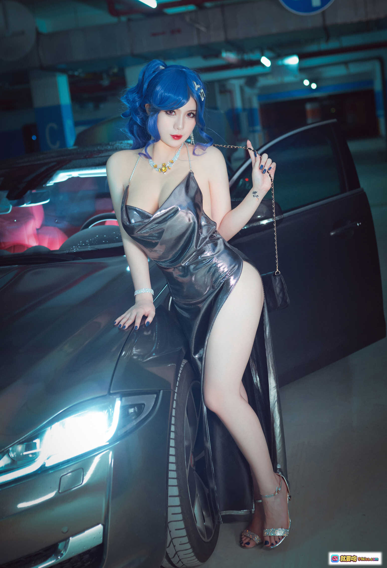 图片[5] - 羊大真人NO.007圣路易斯礼服写真｜蓝发美女车尾性感坐姿｜亮面连体衣高跟鞋时尚搭配｜停车场光影氛围大片 - 就要吻