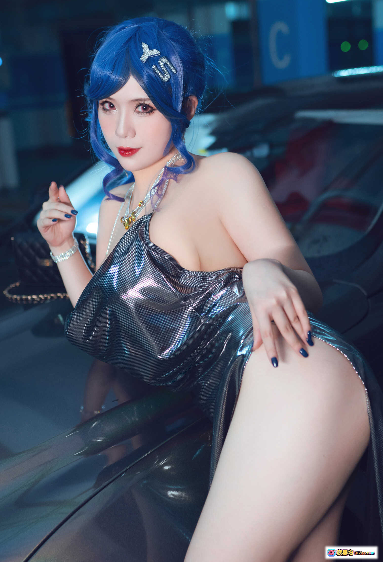图片[7] - 羊大真人NO.007圣路易斯礼服写真｜蓝发美女车尾性感坐姿｜亮面连体衣高跟鞋时尚搭配｜停车场光影氛围大片 - 就要吻