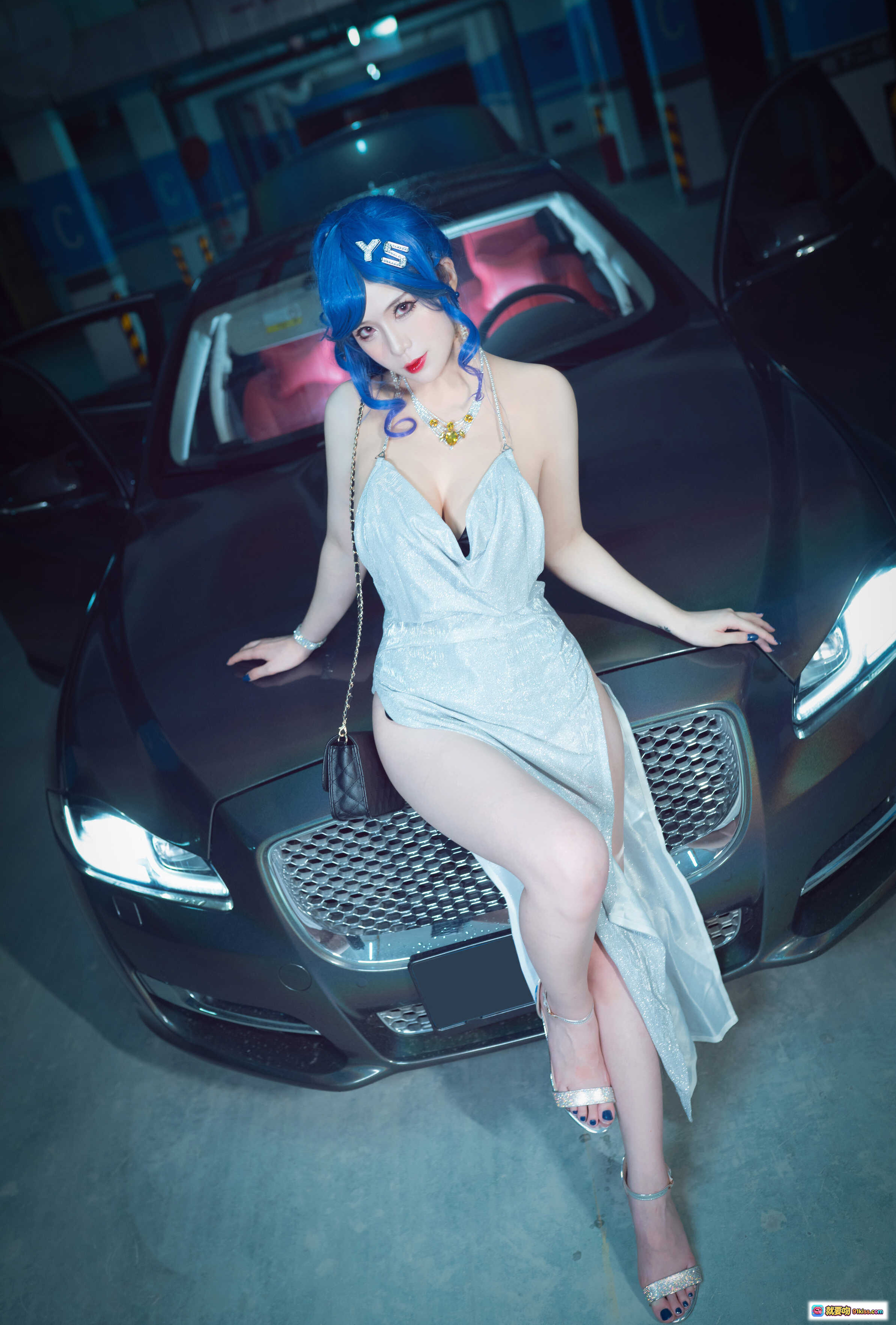 图片[3] - 羊大真人NO.007圣路易斯礼服写真｜蓝发美女车尾性感坐姿｜亮面连体衣高跟鞋时尚搭配｜停车场光影氛围大片 - 就要吻