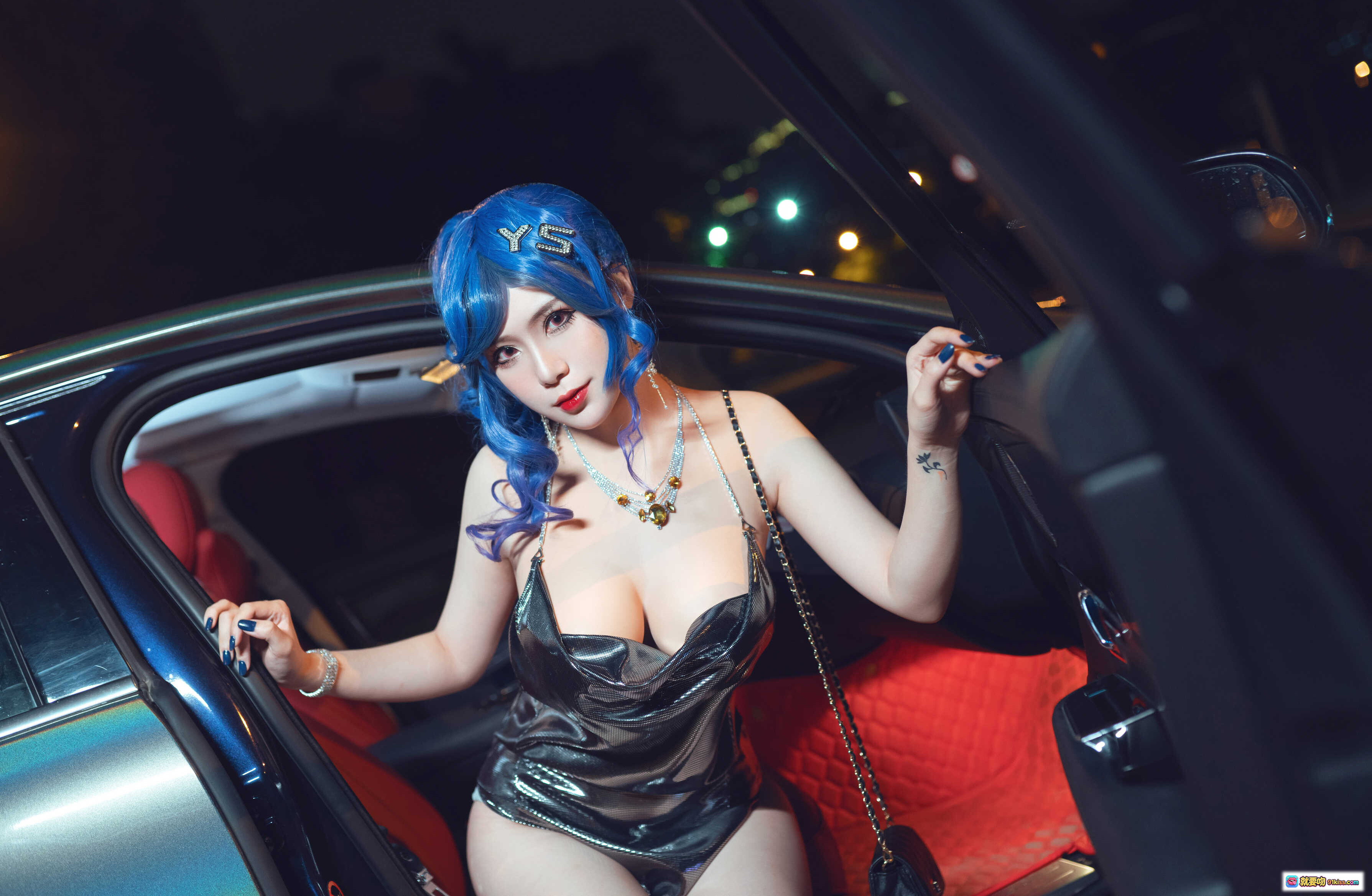 图片[2] - 羊大真人NO.007圣路易斯礼服写真｜蓝发美女车尾性感坐姿｜亮面连体衣高跟鞋时尚搭配｜停车场光影氛围大片 - 就要吻