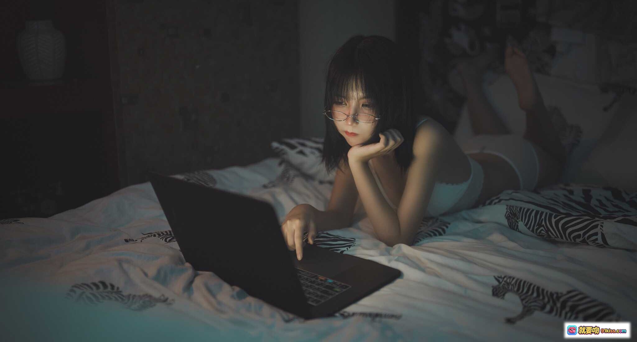 图片[3] - 逐月SU OL居家写真51P | 黑发眼镜少女床上笔记本电脑氛围感私房照 - 就要吻
