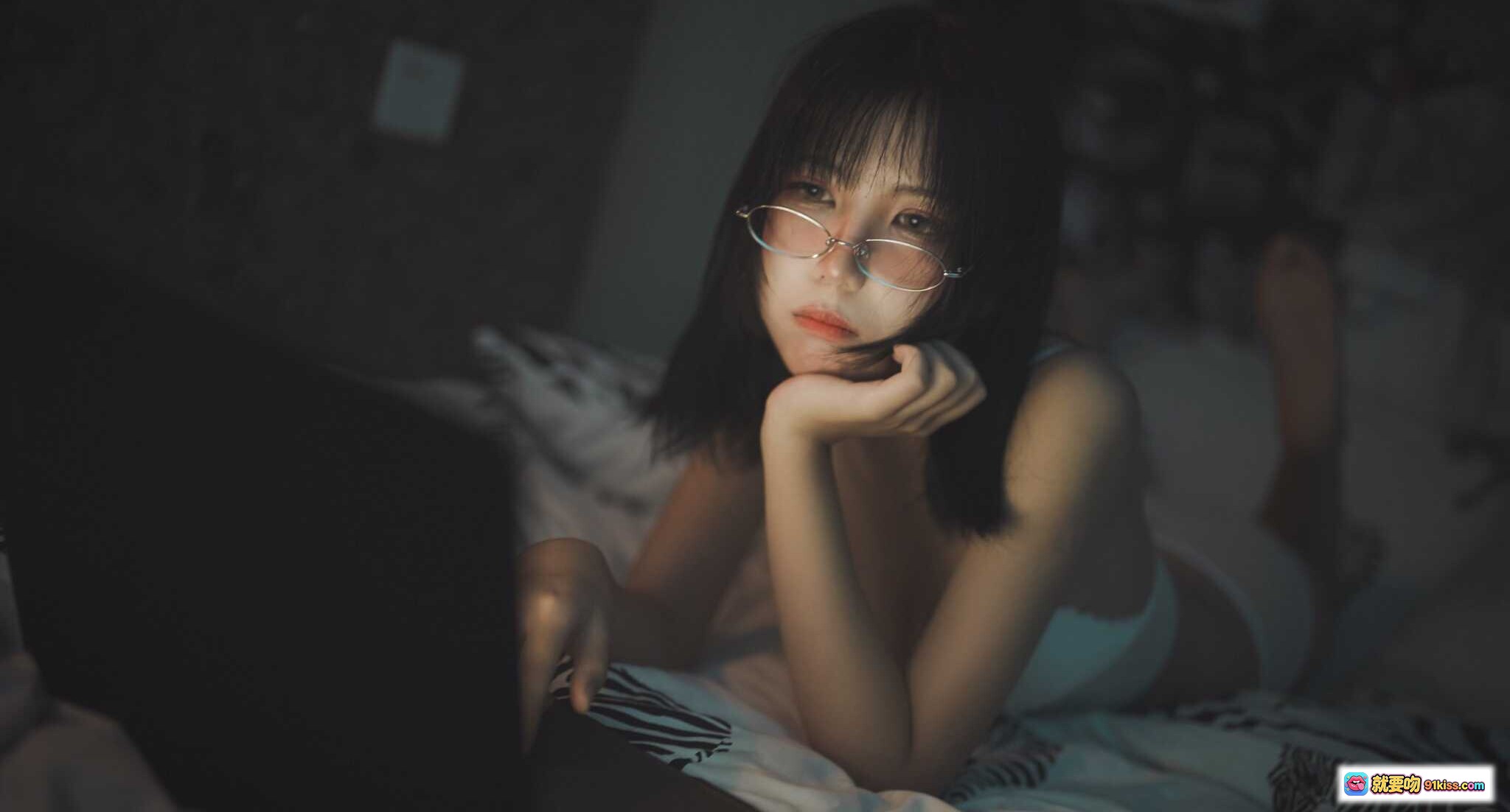 图片[9] - 逐月SU OL居家写真51P | 黑发眼镜少女床上笔记本电脑氛围感私房照 - 就要吻