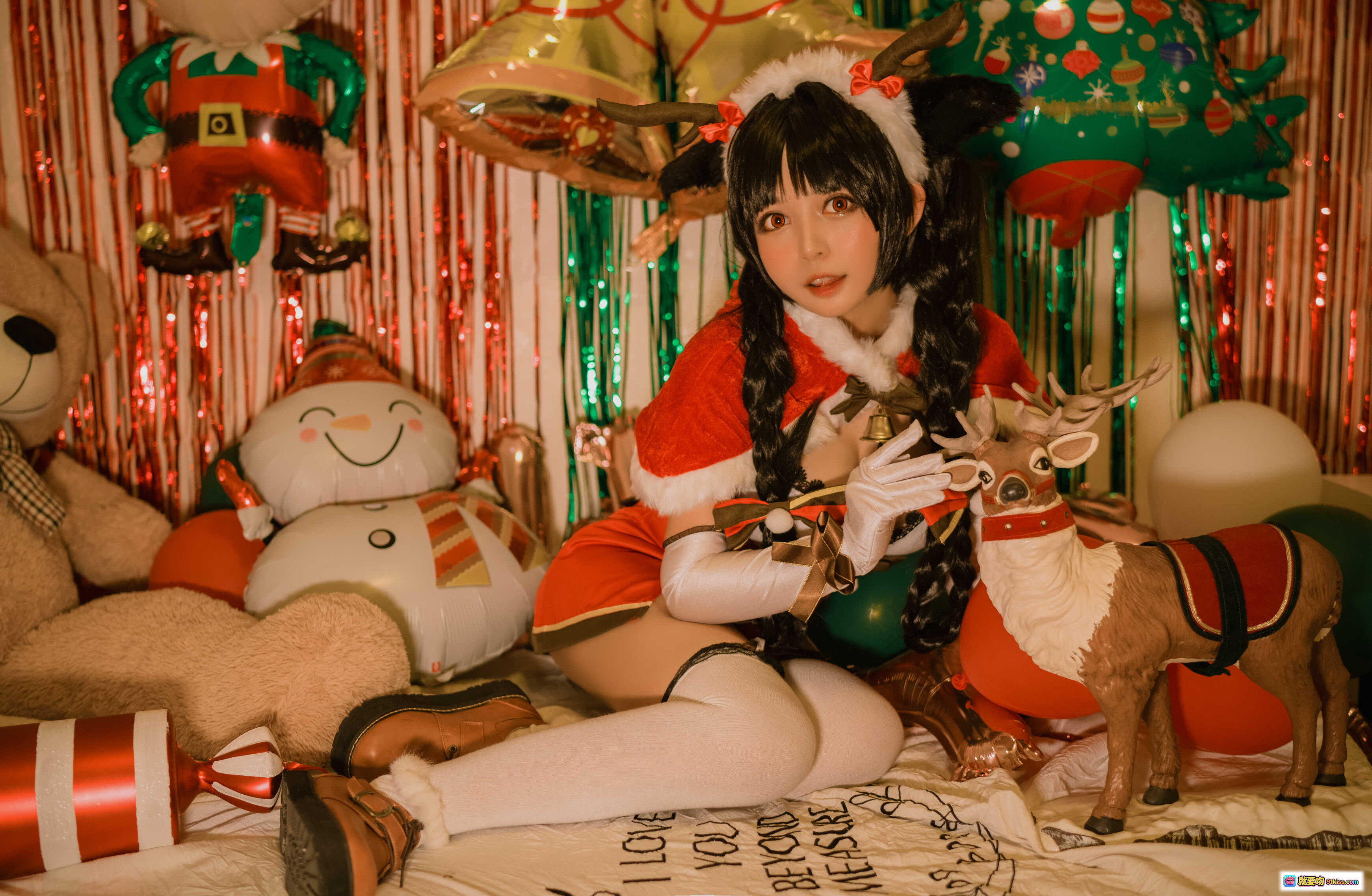 黑猫猫OvO NO.019 大潮圣诞写真 16P 415MB 圣诞主题 Cosplay 美少女 节日氛围 气球装饰 鹿玩偶 毛绒玩具 床拍 甜美可爱 高清图集 - 就要吻