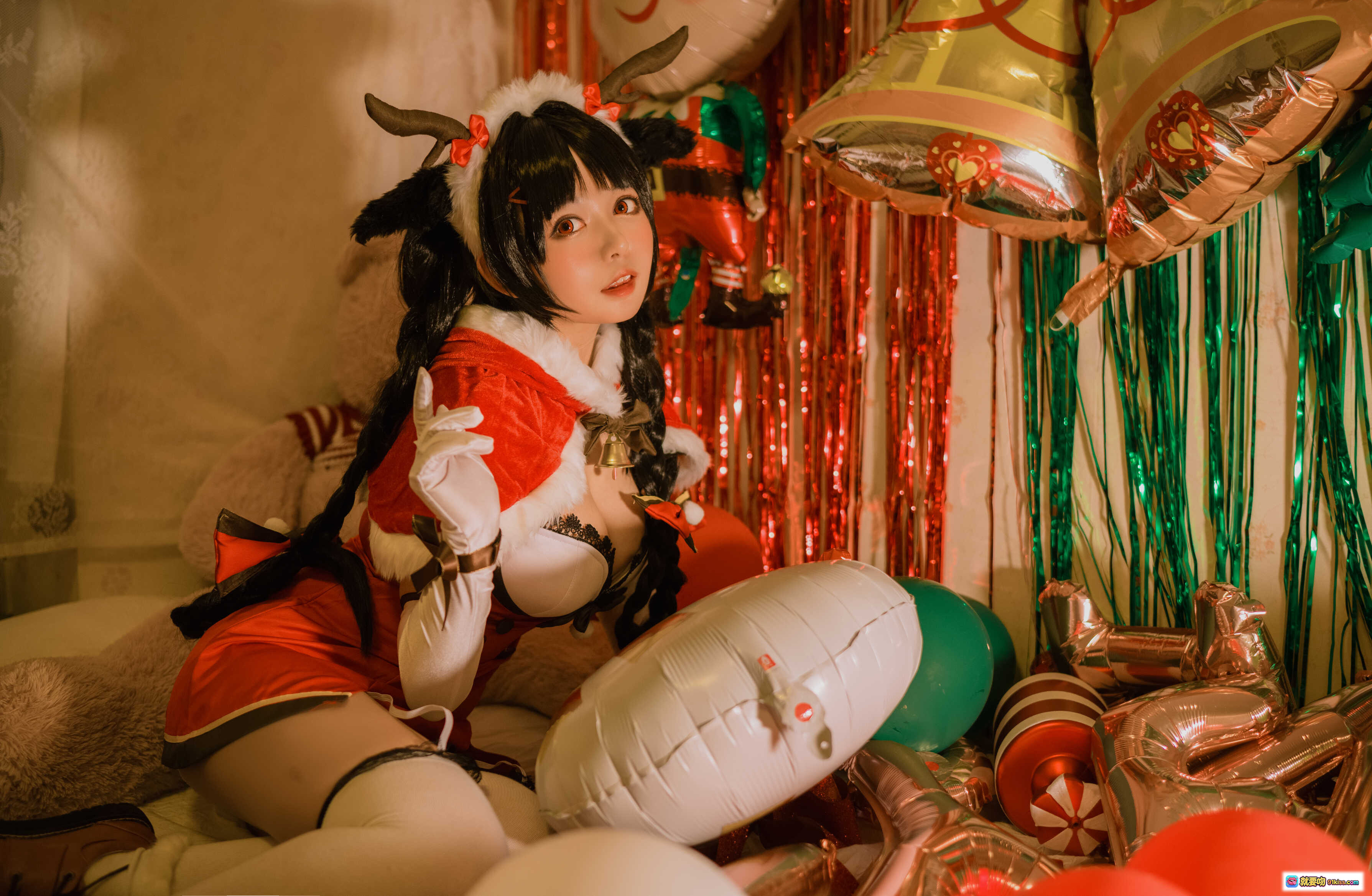 图片[10] - 黑猫猫OvO NO.019 大潮圣诞写真 16P 415MB 圣诞主题 Cosplay 美少女 节日氛围 气球装饰 鹿玩偶 毛绒玩具 床拍 甜美可爱 高清图集 - 就要吻