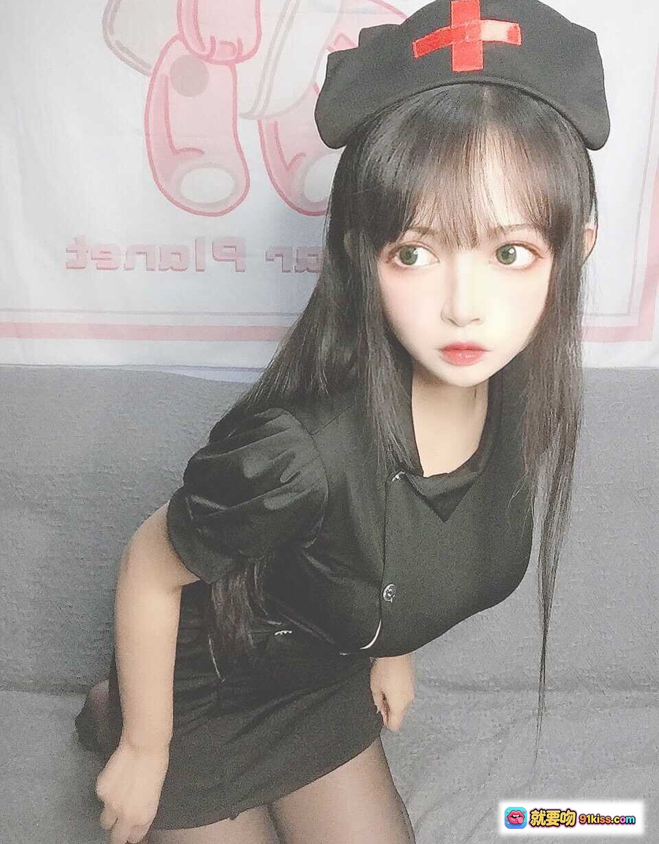 黑猫猫OvO NO.021 护士喵自拍写真 19P 7MB 黑色护士装 红十字帽 长发美少女 萌系cosplay 甜美私房照 - 就要吻