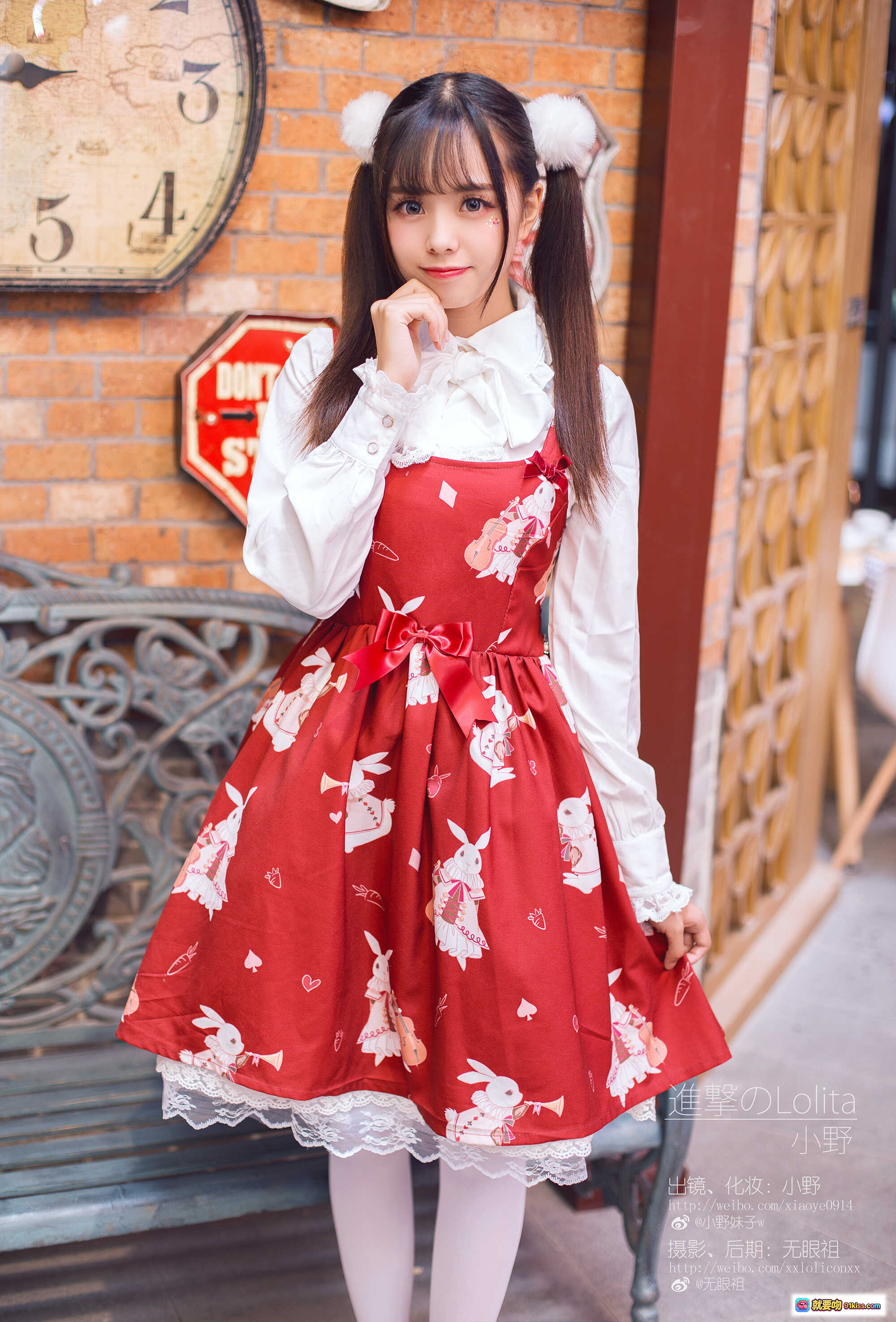 图片[2] - 小野妹子W NO.029 洛丽塔写真 | 红白蕾丝裙+双马尾+英伦巴士背景 | 14P高清美图 - 就要吻