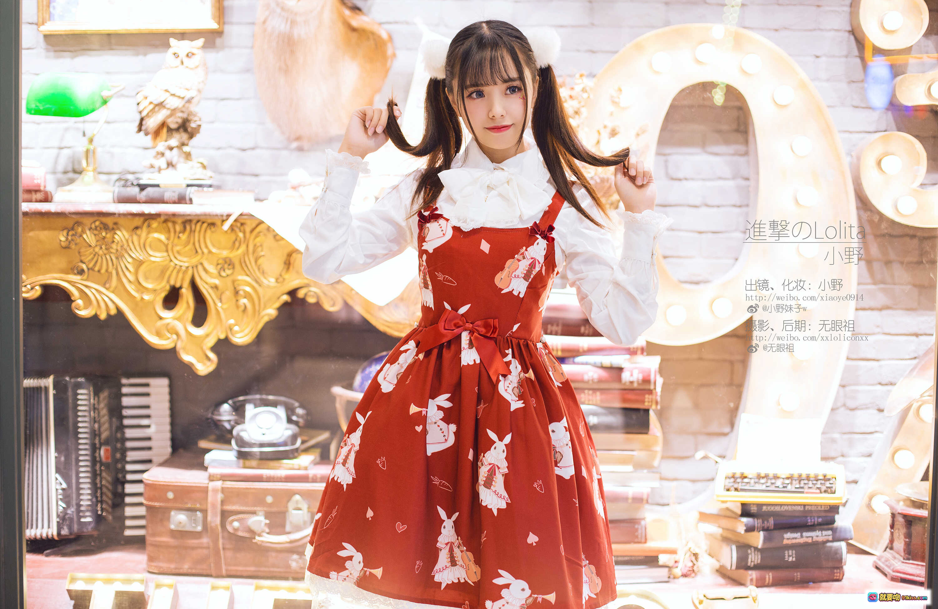 图片[3] - 小野妹子W NO.029 洛丽塔写真 | 红白蕾丝裙+双马尾+英伦巴士背景 | 14P高清美图 - 就要吻