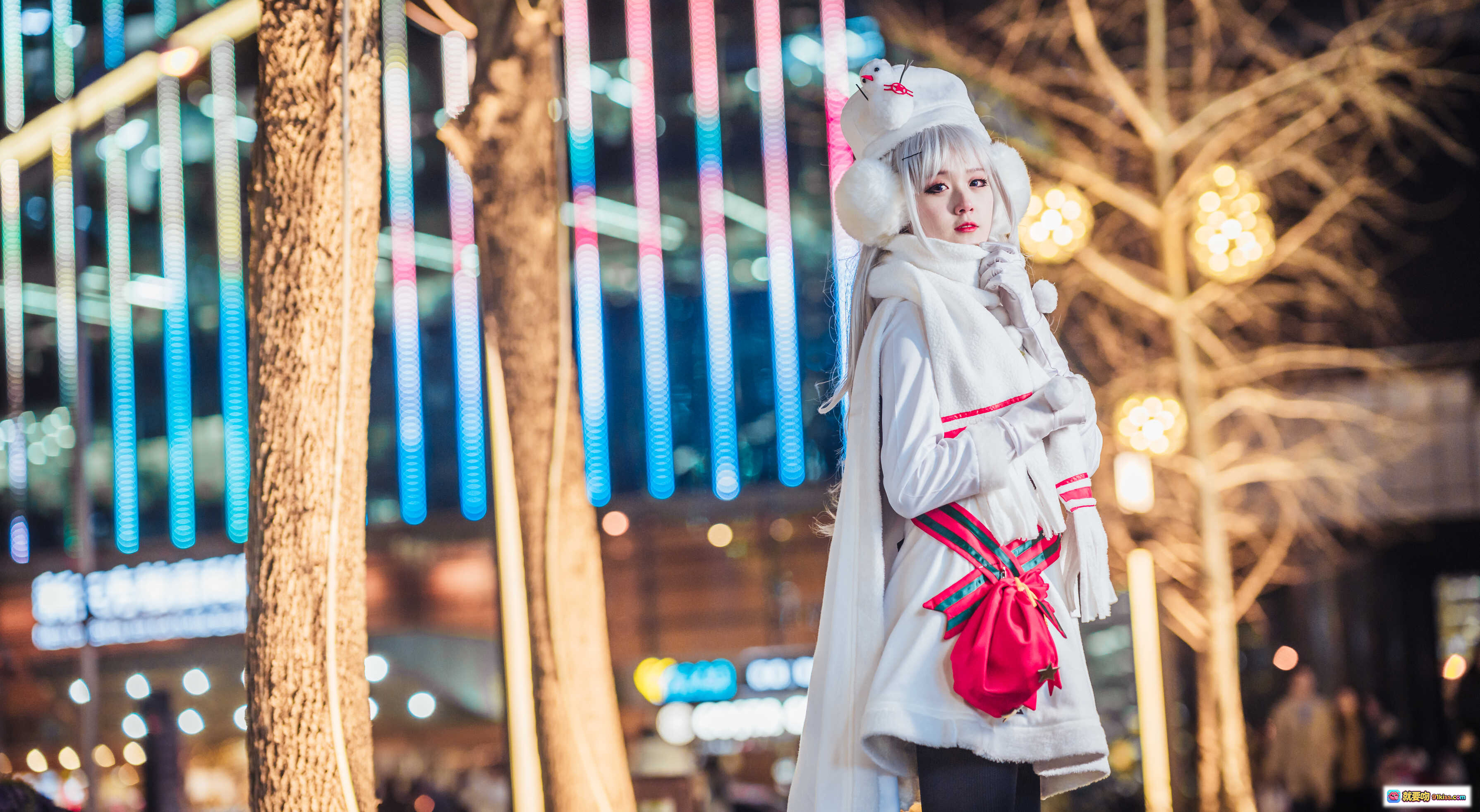 图片[2] - 秋楚楚夜景cosplay写真｜白色毛绒帽+长发银发+手套围巾造型｜城市灯光背景调色美图 - 就要吻