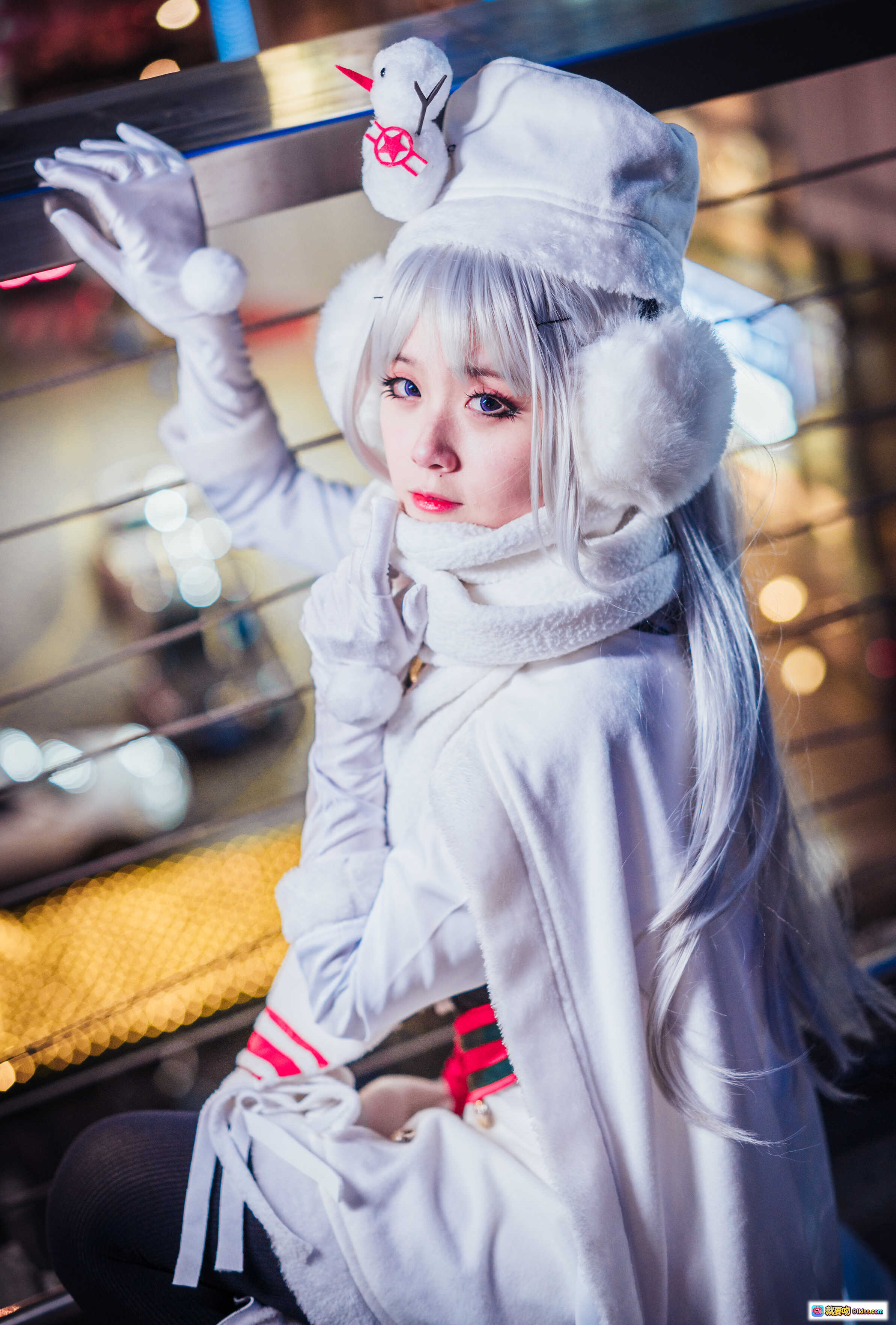 图片[8] - 秋楚楚夜景cosplay写真｜白色毛绒帽+长发银发+手套围巾造型｜城市灯光背景调色美图 - 就要吻