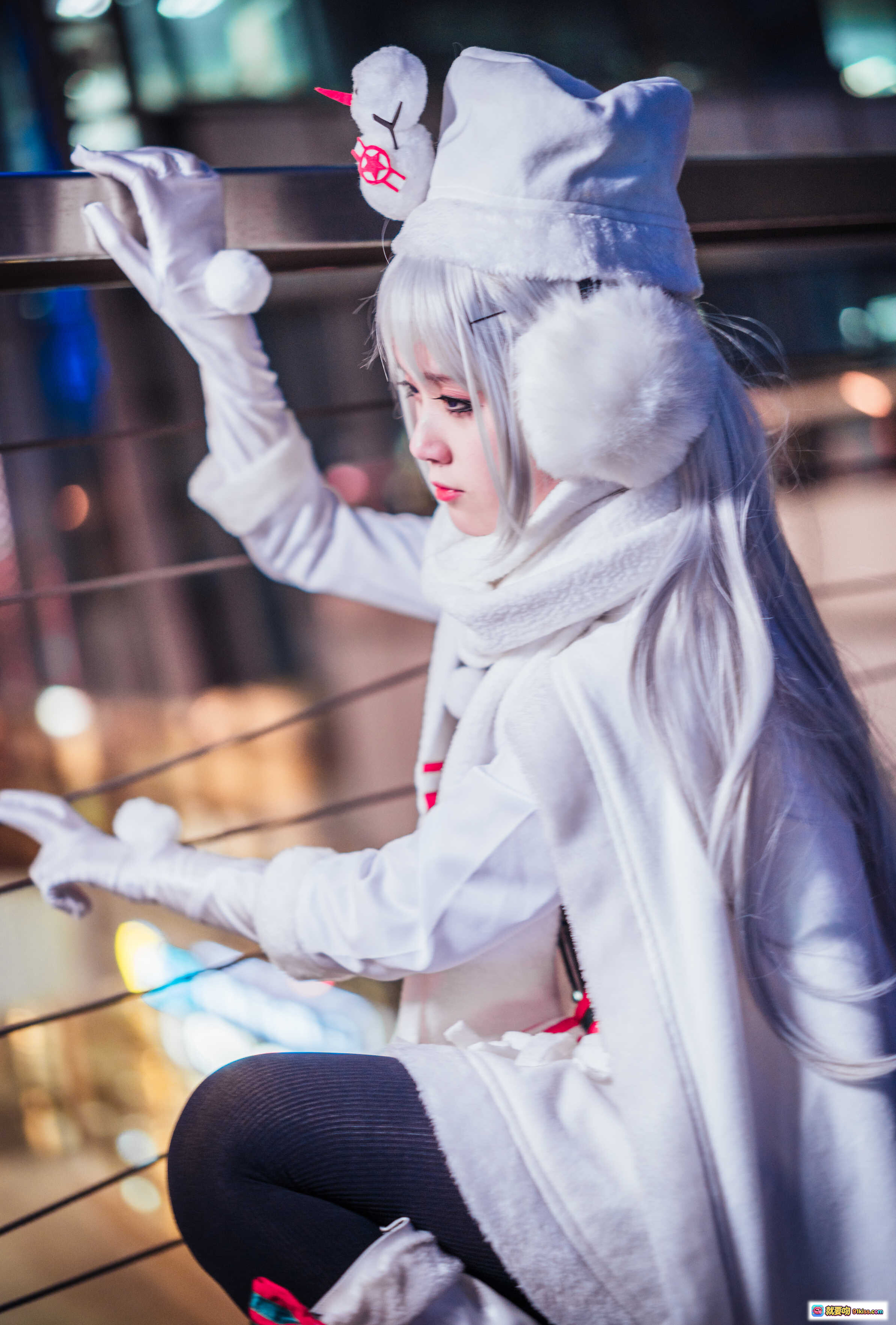 图片[1] - 秋楚楚夜景cosplay写真｜白色毛绒帽+长发银发+手套围巾造型｜城市灯光背景调色美图 - 就要吻