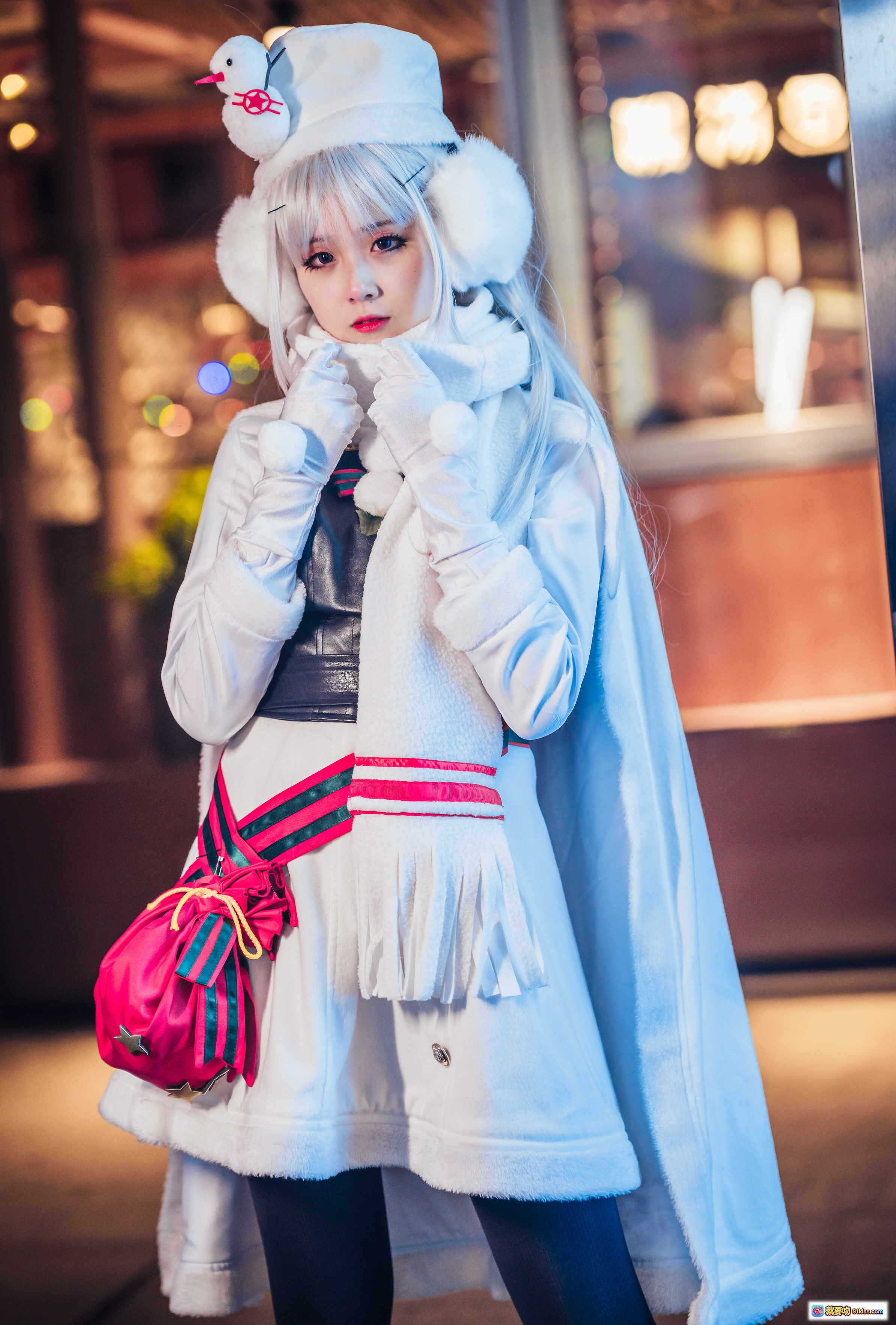 图片[7] - 秋楚楚夜景cosplay写真｜白色毛绒帽+长发银发+手套围巾造型｜城市灯光背景调色美图 - 就要吻