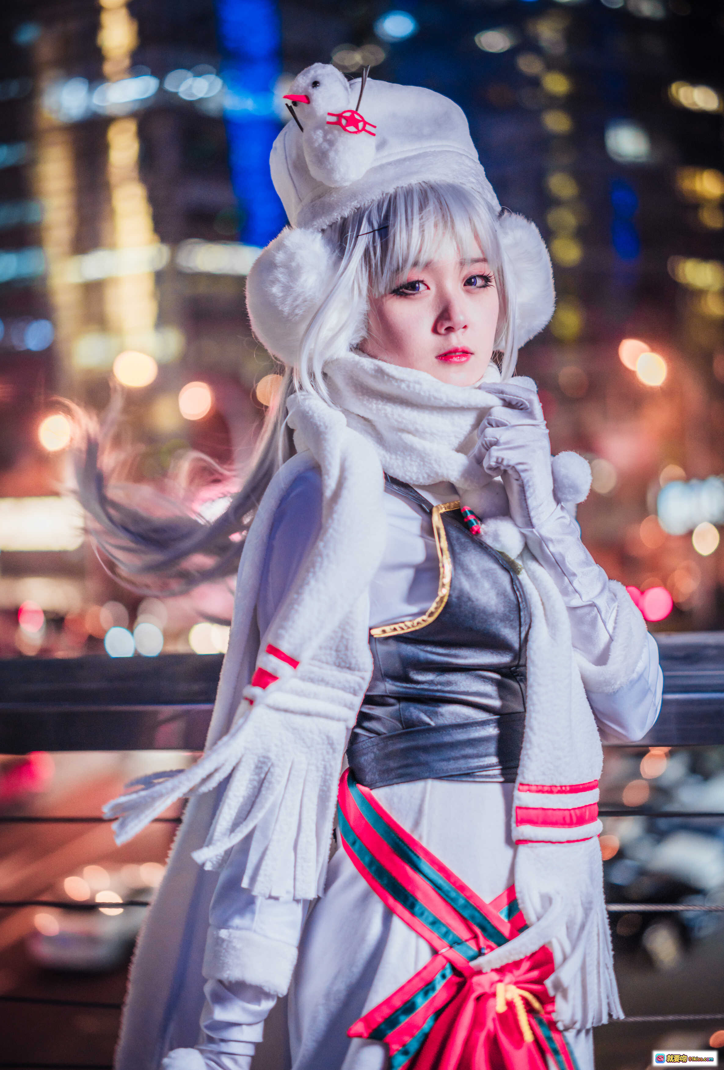 图片[4] - 秋楚楚夜景cosplay写真｜白色毛绒帽+长发银发+手套围巾造型｜城市灯光背景调色美图 - 就要吻