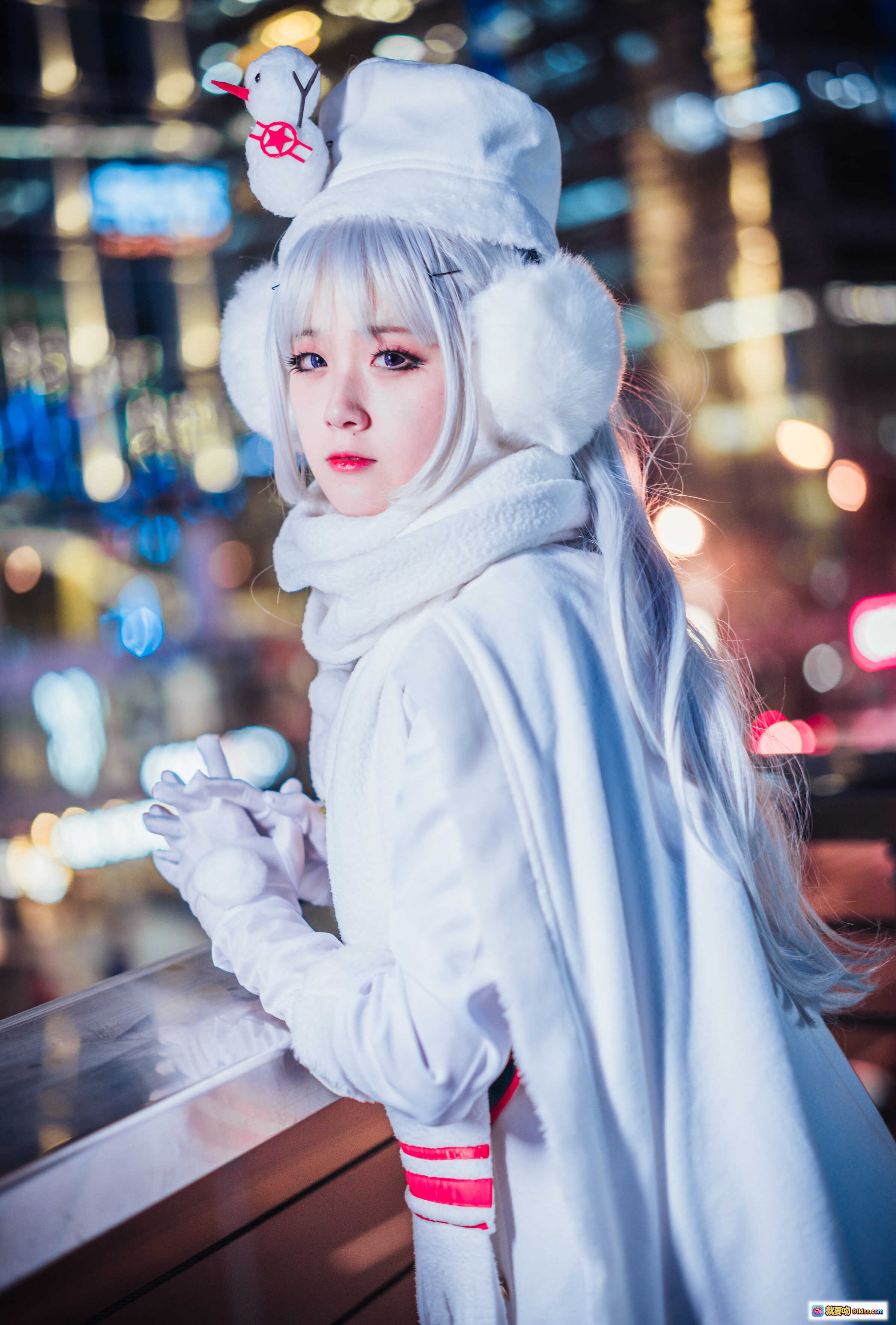 图片[5] - 秋楚楚夜景cosplay写真｜白色毛绒帽+长发银发+手套围巾造型｜城市灯光背景调色美图 - 就要吻