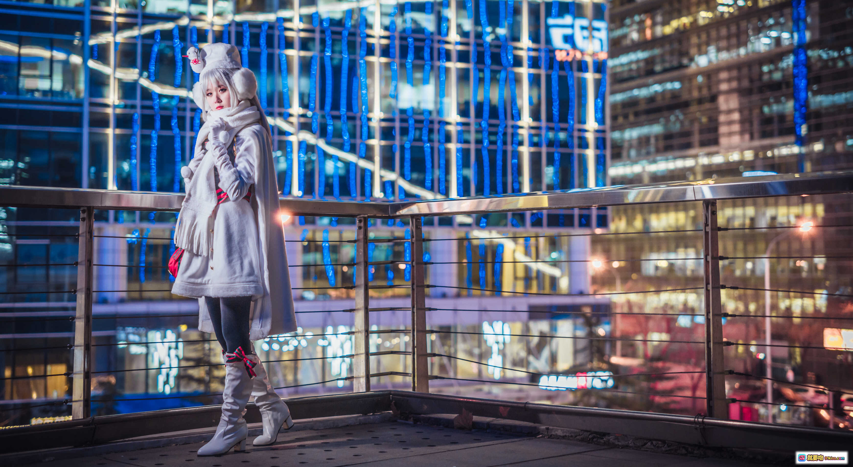 图片[9] - 秋楚楚夜景cosplay写真｜白色毛绒帽+长发银发+手套围巾造型｜城市灯光背景调色美图 - 就要吻