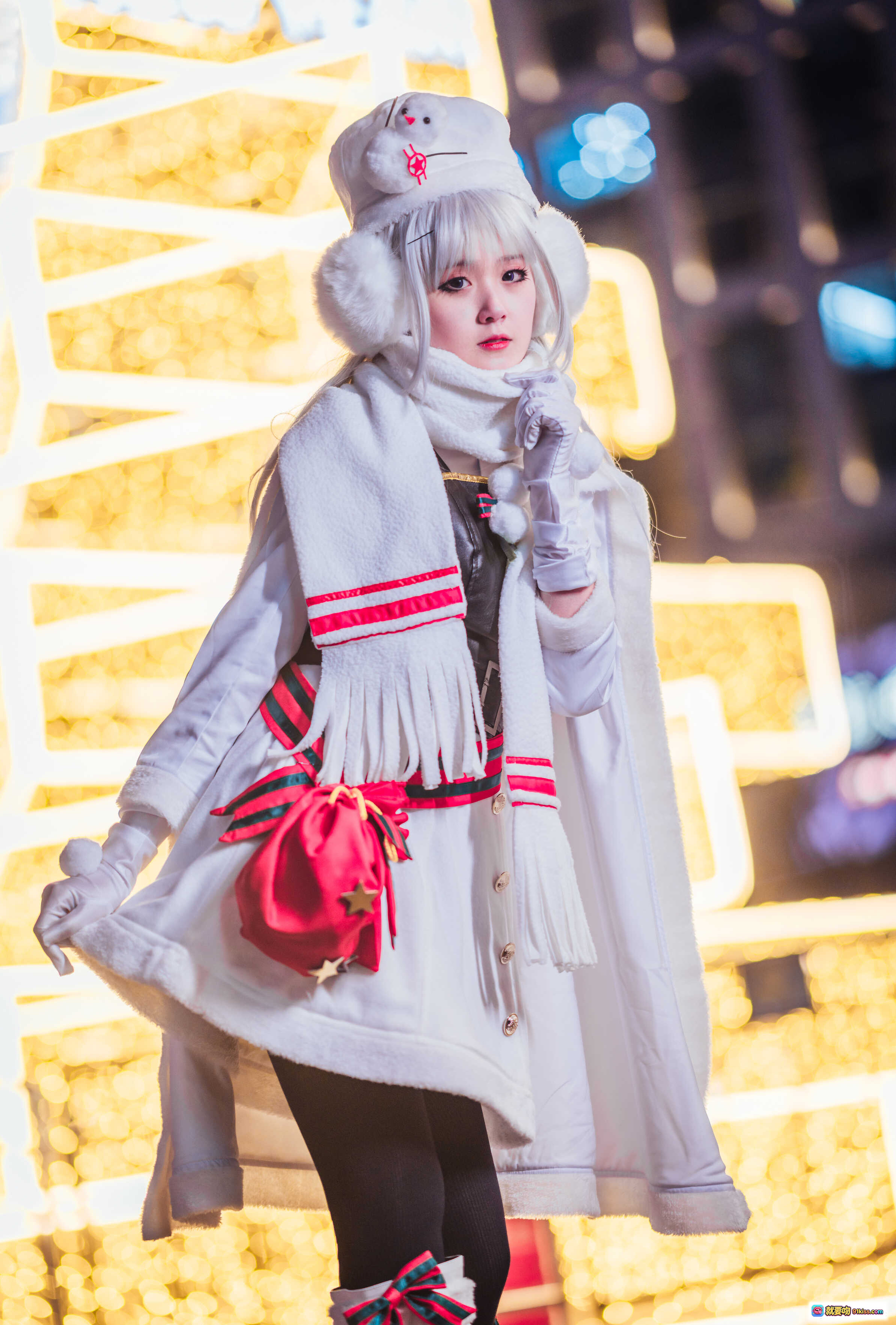 图片[10] - 秋楚楚夜景cosplay写真｜白色毛绒帽+长发银发+手套围巾造型｜城市灯光背景调色美图 - 就要吻