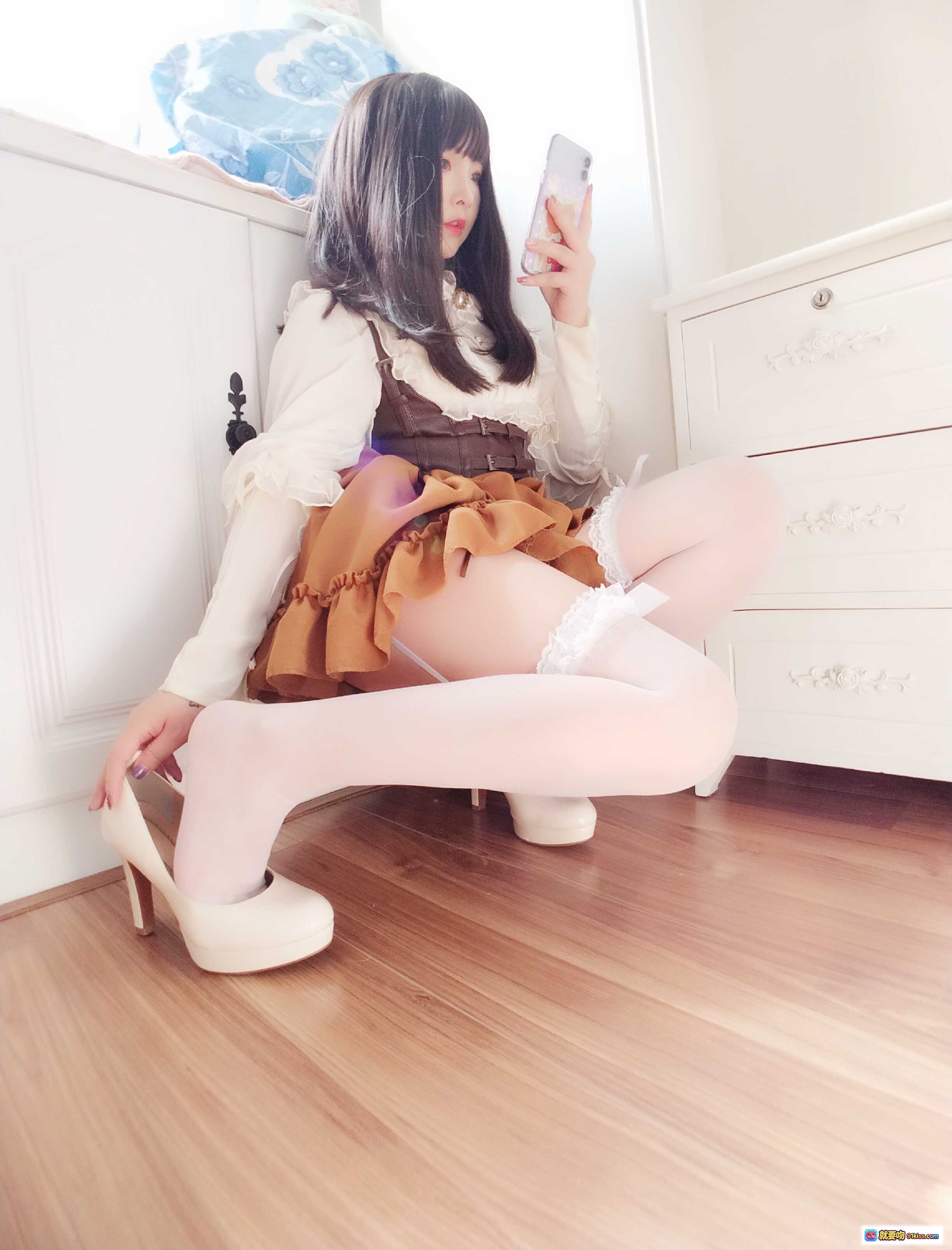 图片[8] - 古川定制VOL.003 白色蕾丝吊带袜+棕色洛丽塔裙装 室内自拍写真 38P高清美图 - 就要吻