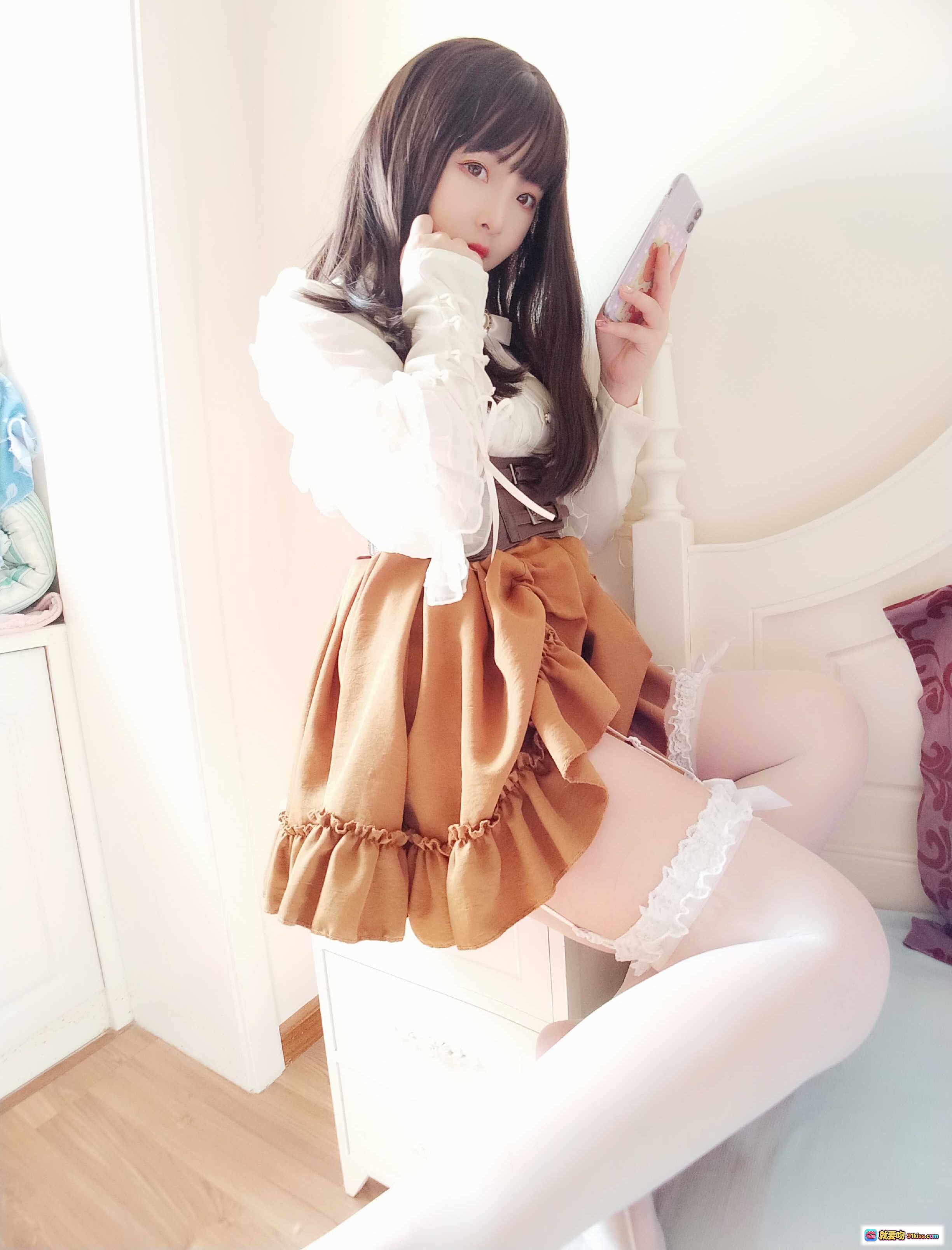 图片[7] - 古川定制VOL.003 白色蕾丝吊带袜+棕色洛丽塔裙装 室内自拍写真 38P高清美图 - 就要吻