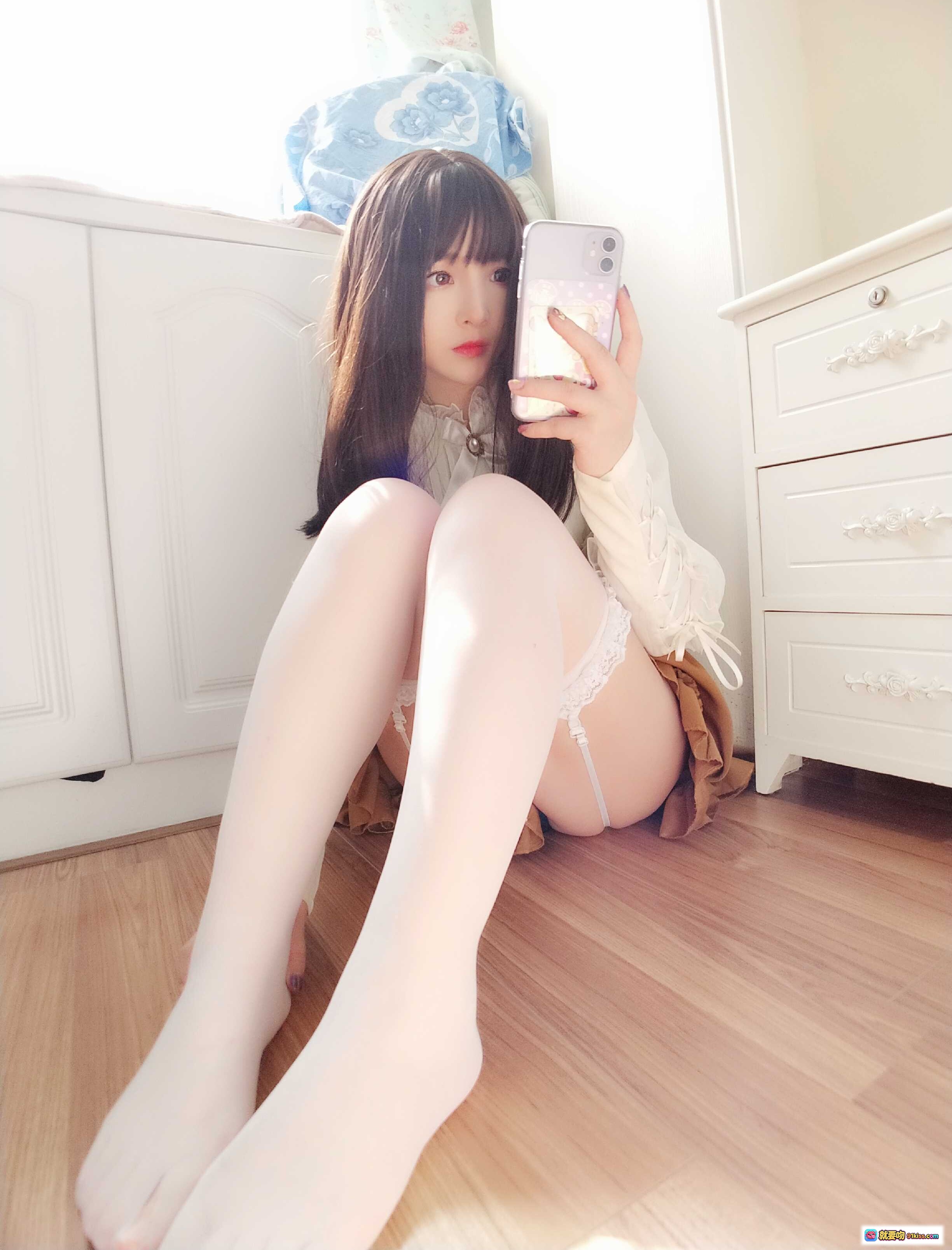 图片[10] - 古川定制VOL.003 白色蕾丝吊带袜+棕色洛丽塔裙装 室内自拍写真 38P高清美图 - 就要吻