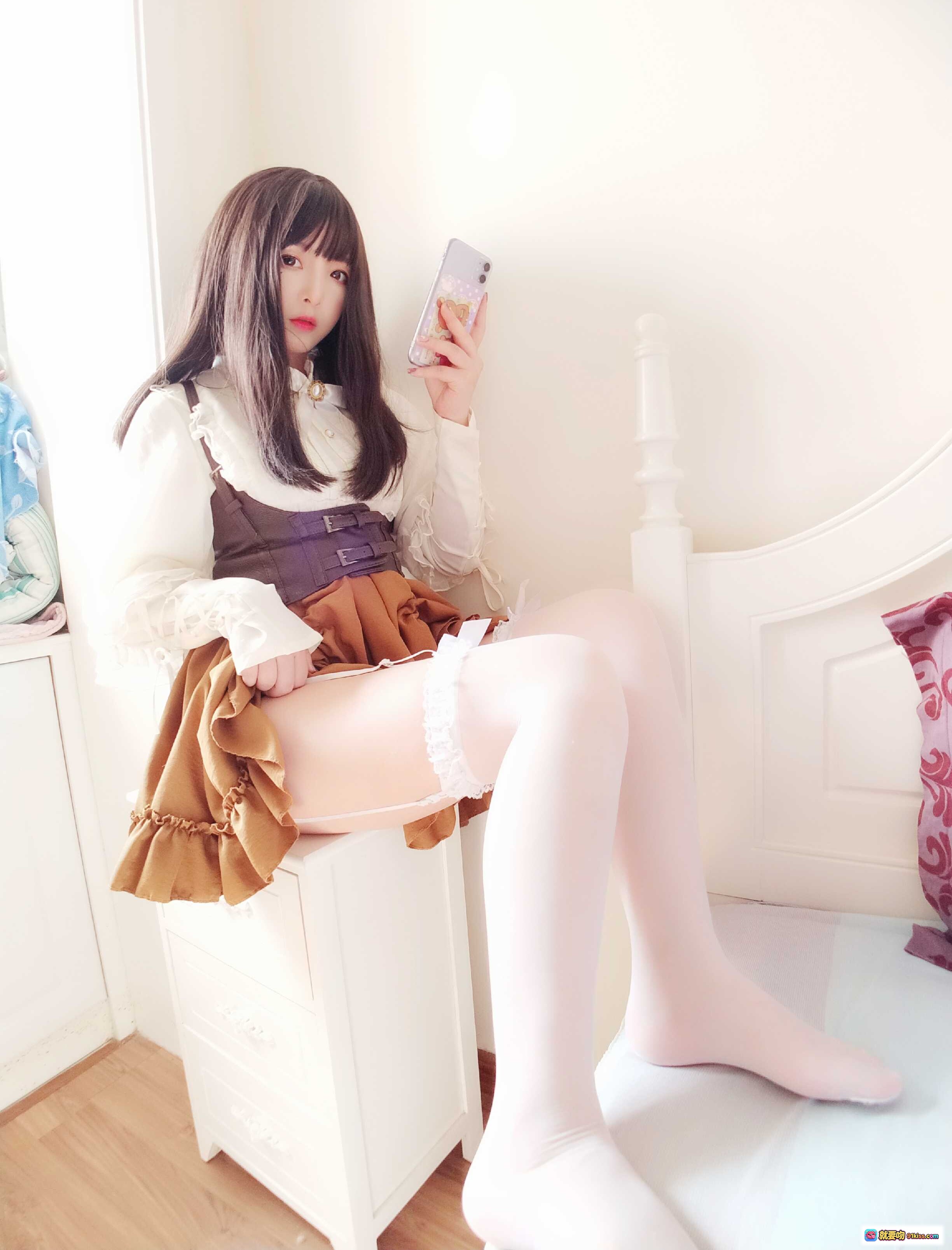 图片[9] - 古川定制VOL.003 白色蕾丝吊带袜+棕色洛丽塔裙装 室内自拍写真 38P高清美图 - 就要吻