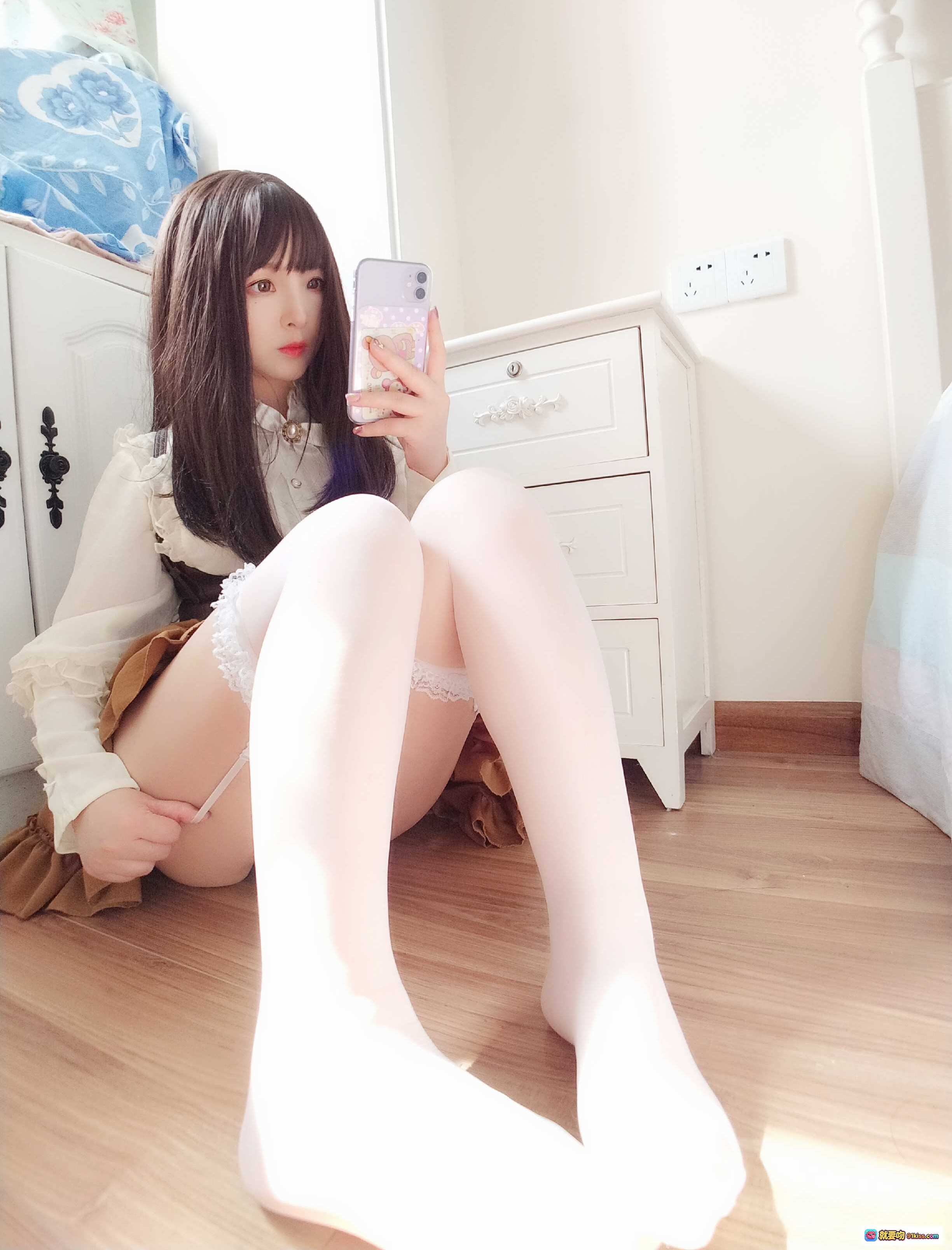图片[6] - 古川定制VOL.003 白色蕾丝吊带袜+棕色洛丽塔裙装 室内自拍写真 38P高清美图 - 就要吻