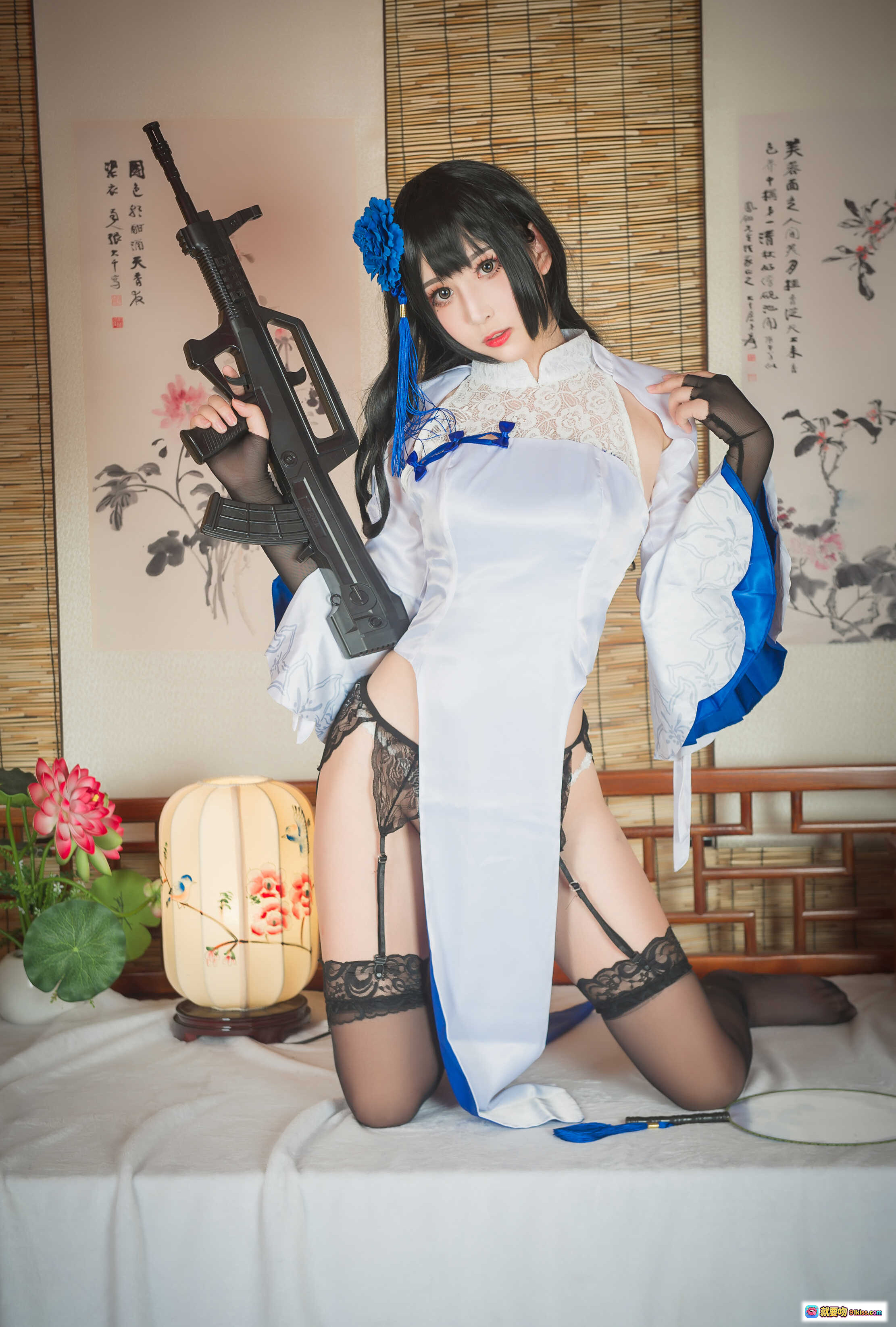 小酥酱NO.001 95式玉玲珑旗袍Cosplay 白蓝蕾丝旗袍+黑丝吊带袜+仿真枪械 日系写真23P高清图集 - 就要吻