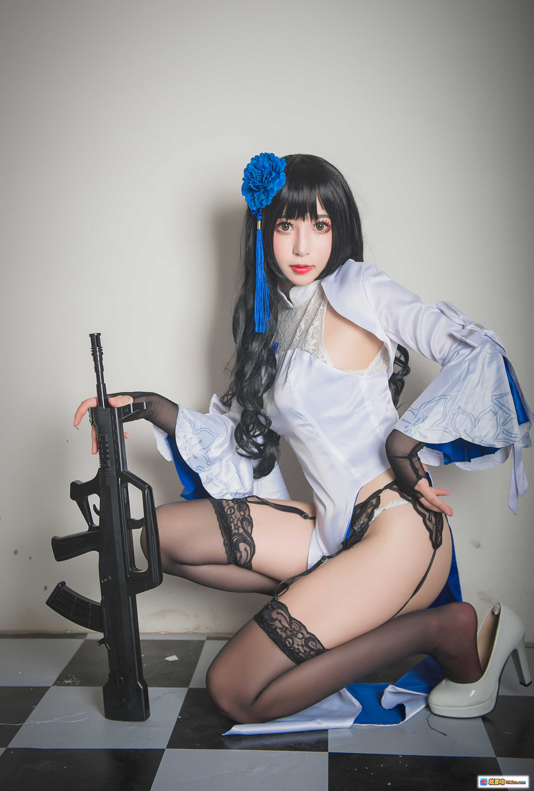 图片[5] - 小酥酱NO.001 95式玉玲珑旗袍Cosplay 白蓝蕾丝旗袍+黑丝吊带袜+仿真枪械 日系写真23P高清图集 - 就要吻