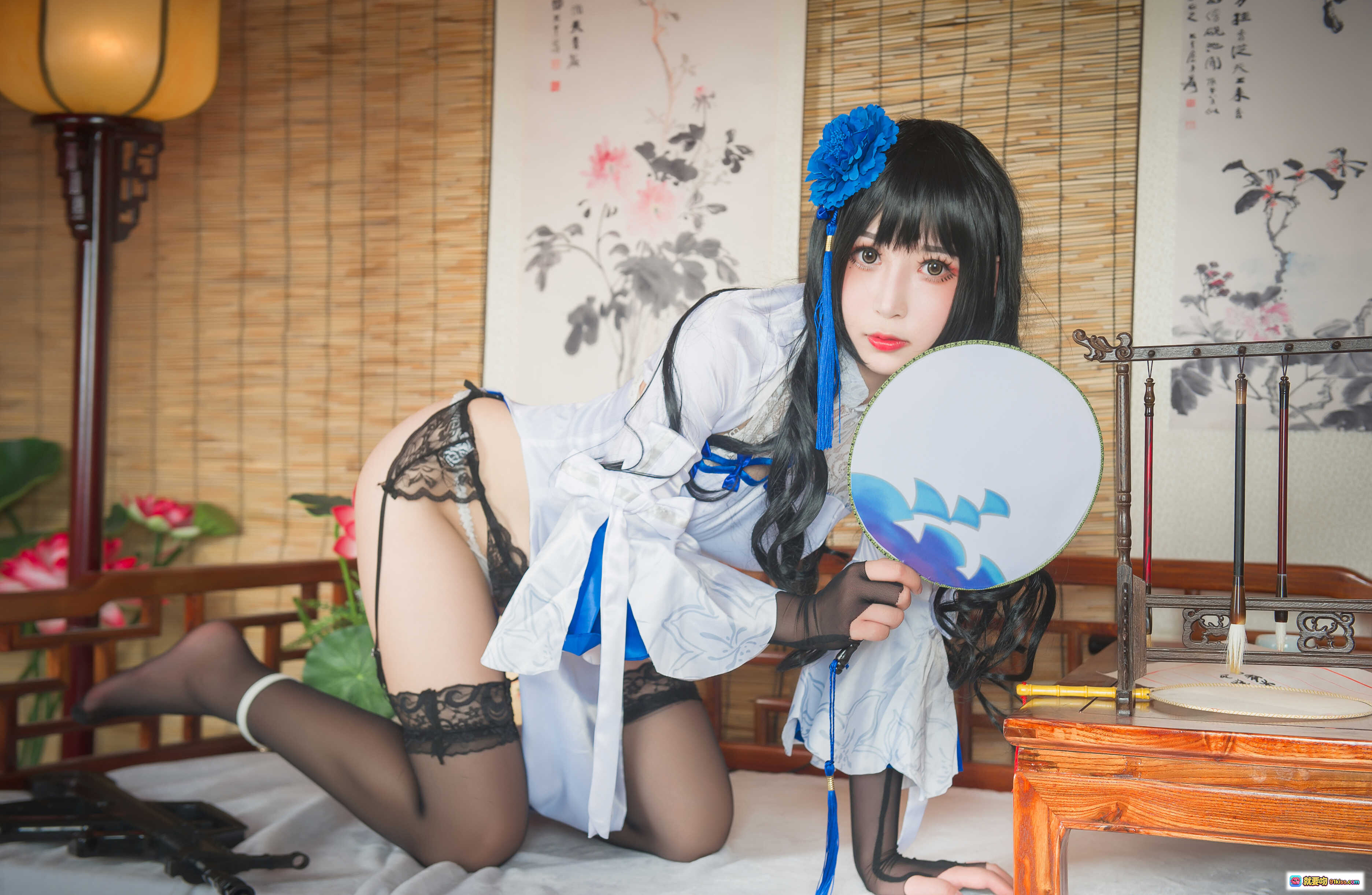 图片[4] - 小酥酱NO.001 95式玉玲珑旗袍Cosplay 白蓝蕾丝旗袍+黑丝吊带袜+仿真枪械 日系写真23P高清图集 - 就要吻