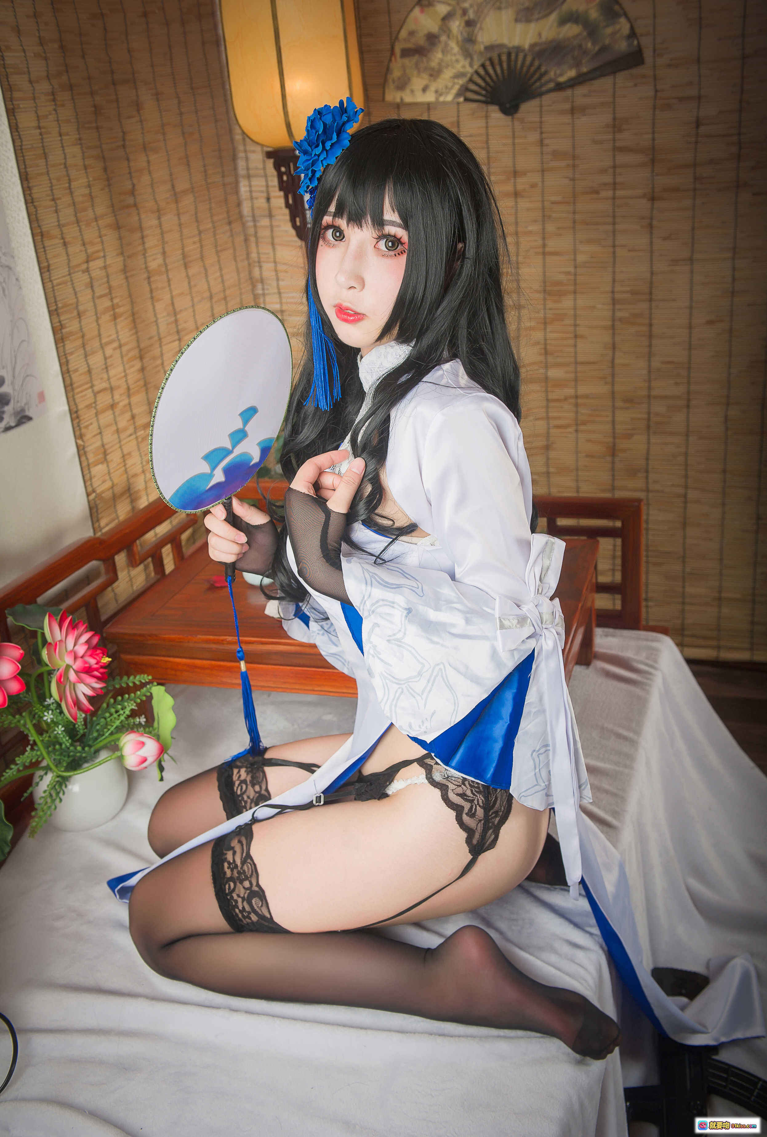 图片[7] - 小酥酱NO.001 95式玉玲珑旗袍Cosplay 白蓝蕾丝旗袍+黑丝吊带袜+仿真枪械 日系写真23P高清图集 - 就要吻