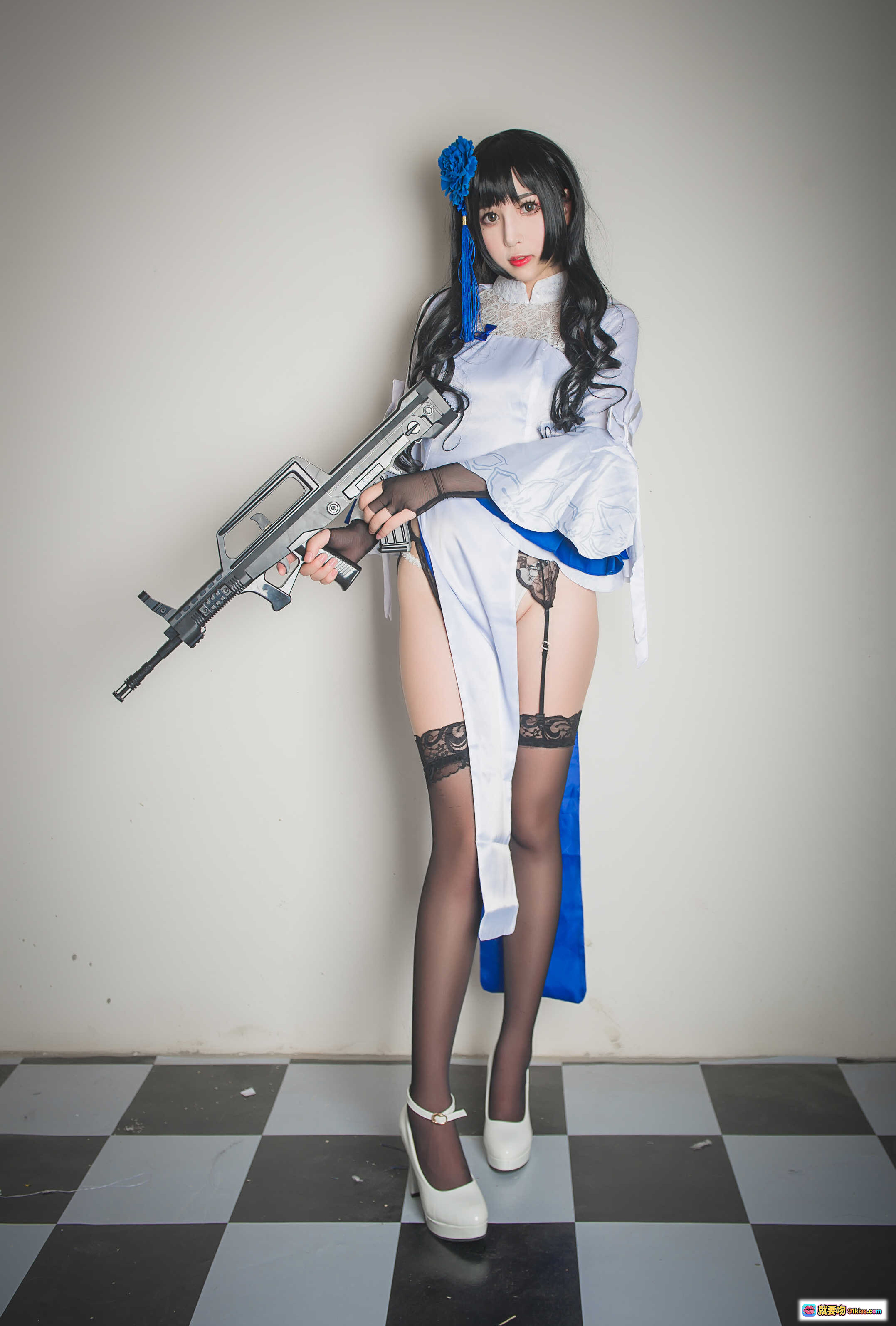 图片[8] - 小酥酱NO.001 95式玉玲珑旗袍Cosplay 白蓝蕾丝旗袍+黑丝吊带袜+仿真枪械 日系写真23P高清图集 - 就要吻