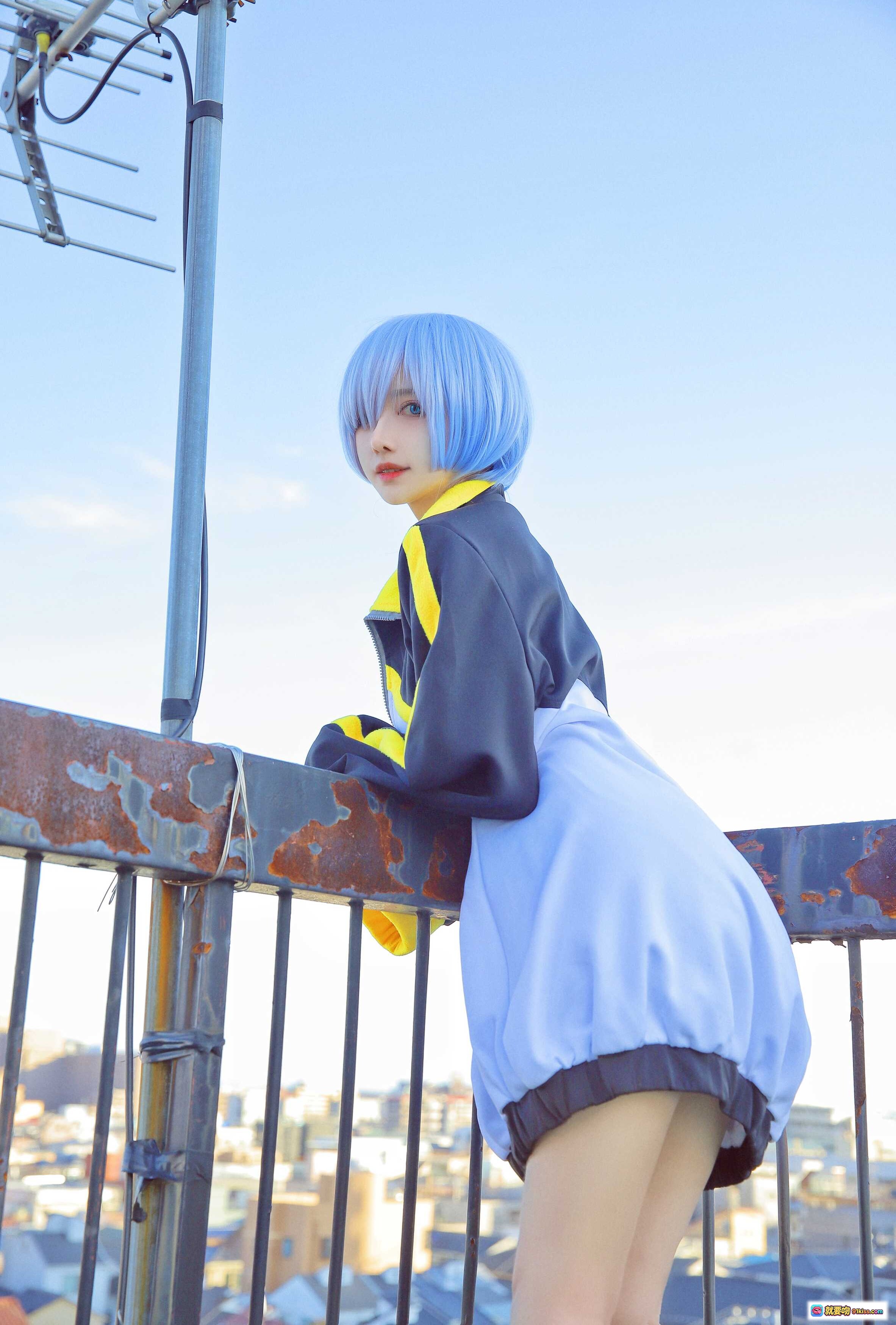 图片[2] - Shika小鹿鹿NO.065蕾姆天台Cosplay蓝发少女运动服写真12P高清图集 - 就要吻
